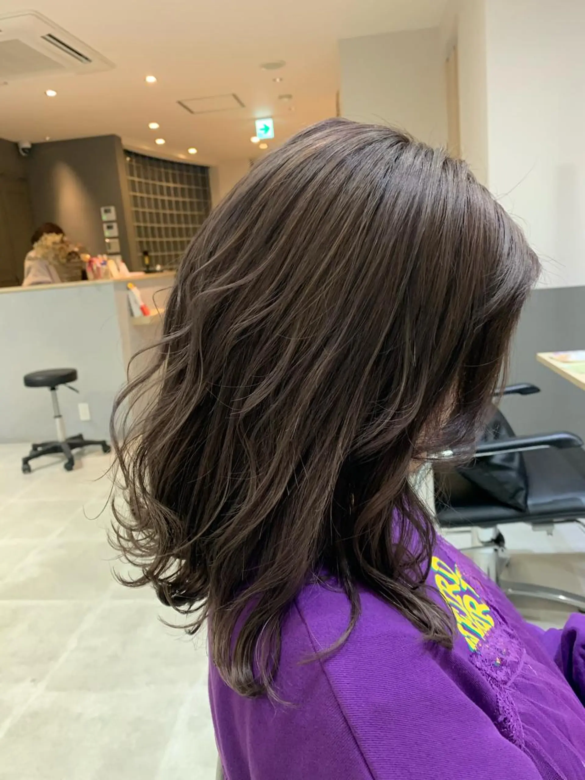 ミディアム カラー ベージュカラー ブリーチ ハイトーンカラー ラベンダーカラー ラベンダーベージュ Eleanor 立川北口のヘアスタイル