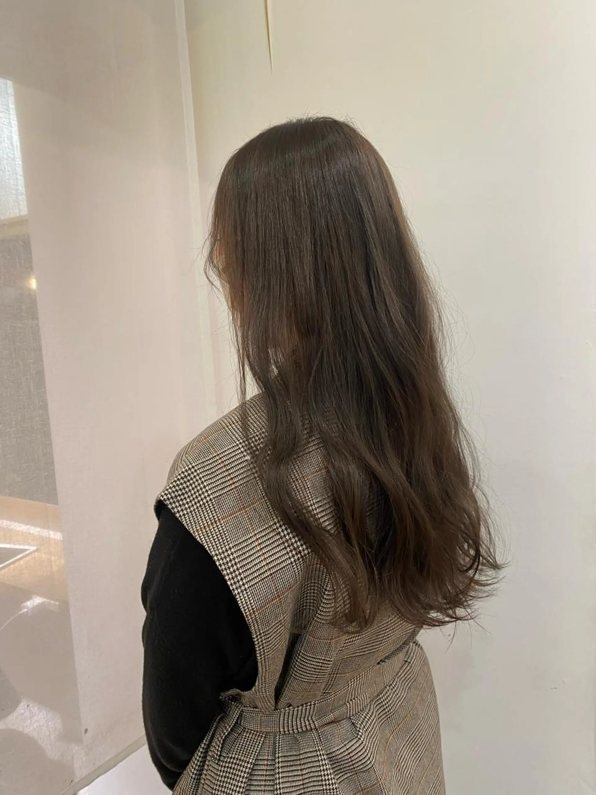 セミロング カラー ベージュカラー ブリーチ ケアブリーチ ダブルカラー イヤリングカラー センターパート 田形清流のヘアスタイル
