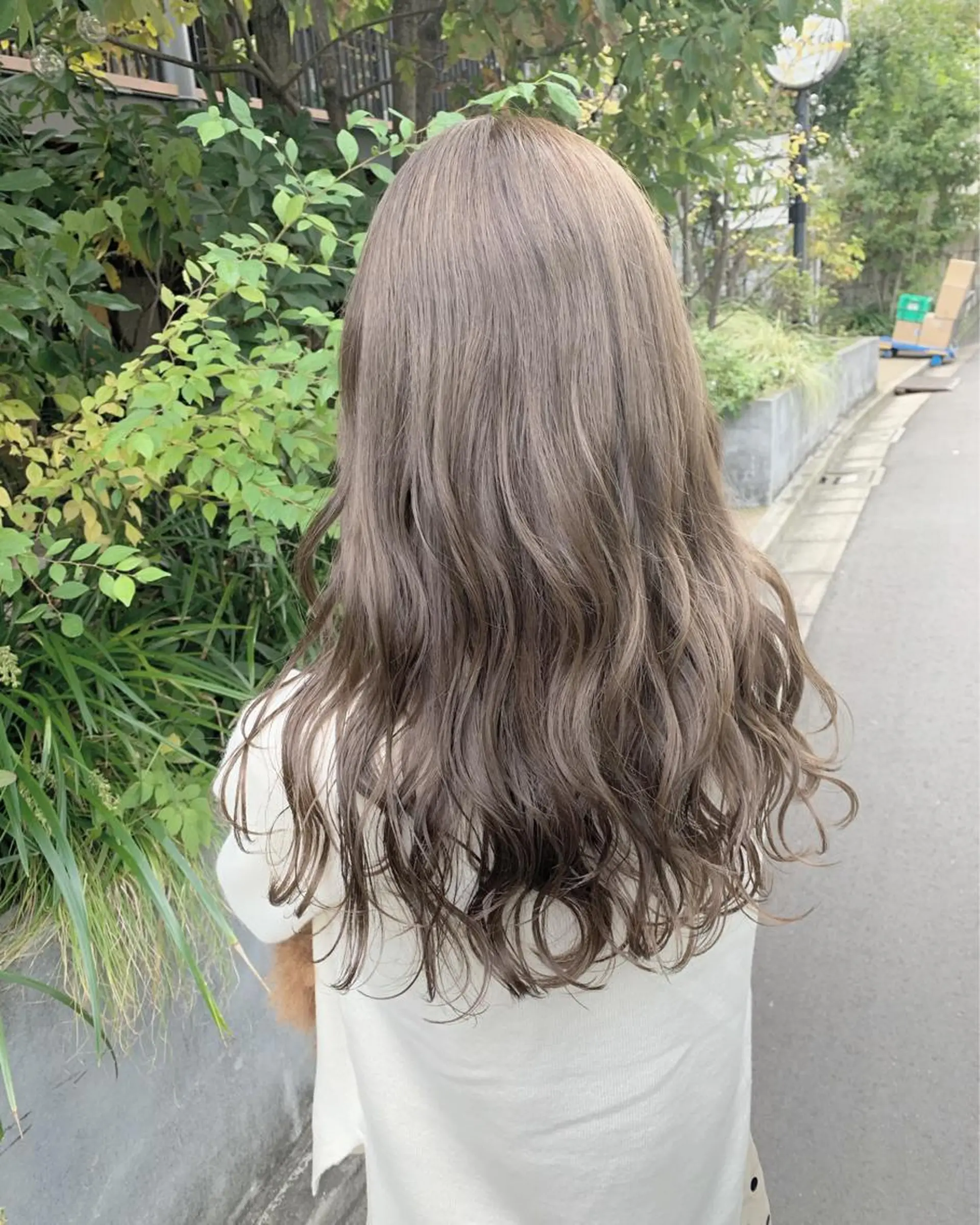 ロング カラー バレイヤージュ ブリーチ デザインカラー グレージュ ハイライトカラー ハリウッドブロウ LAID BACKの眉毛・アイブロウイメージ