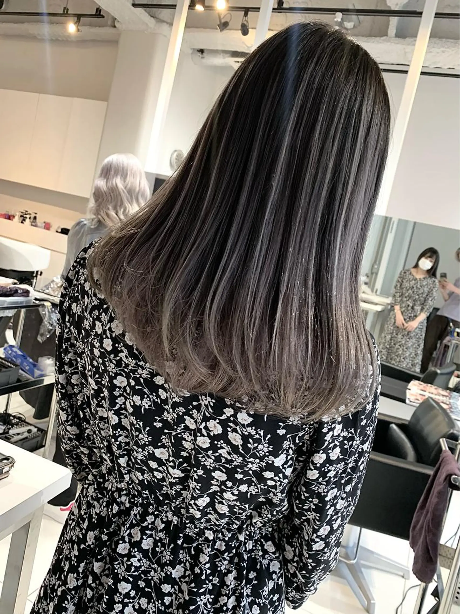 セミロング カラー ヘアアレンジ 切りっぱなしボブ バレイヤージュ 黒髪 グラデーションカラー ハイライトカラー 髪質改善land千葉所属・阿部 圭悟のヘアスタイル