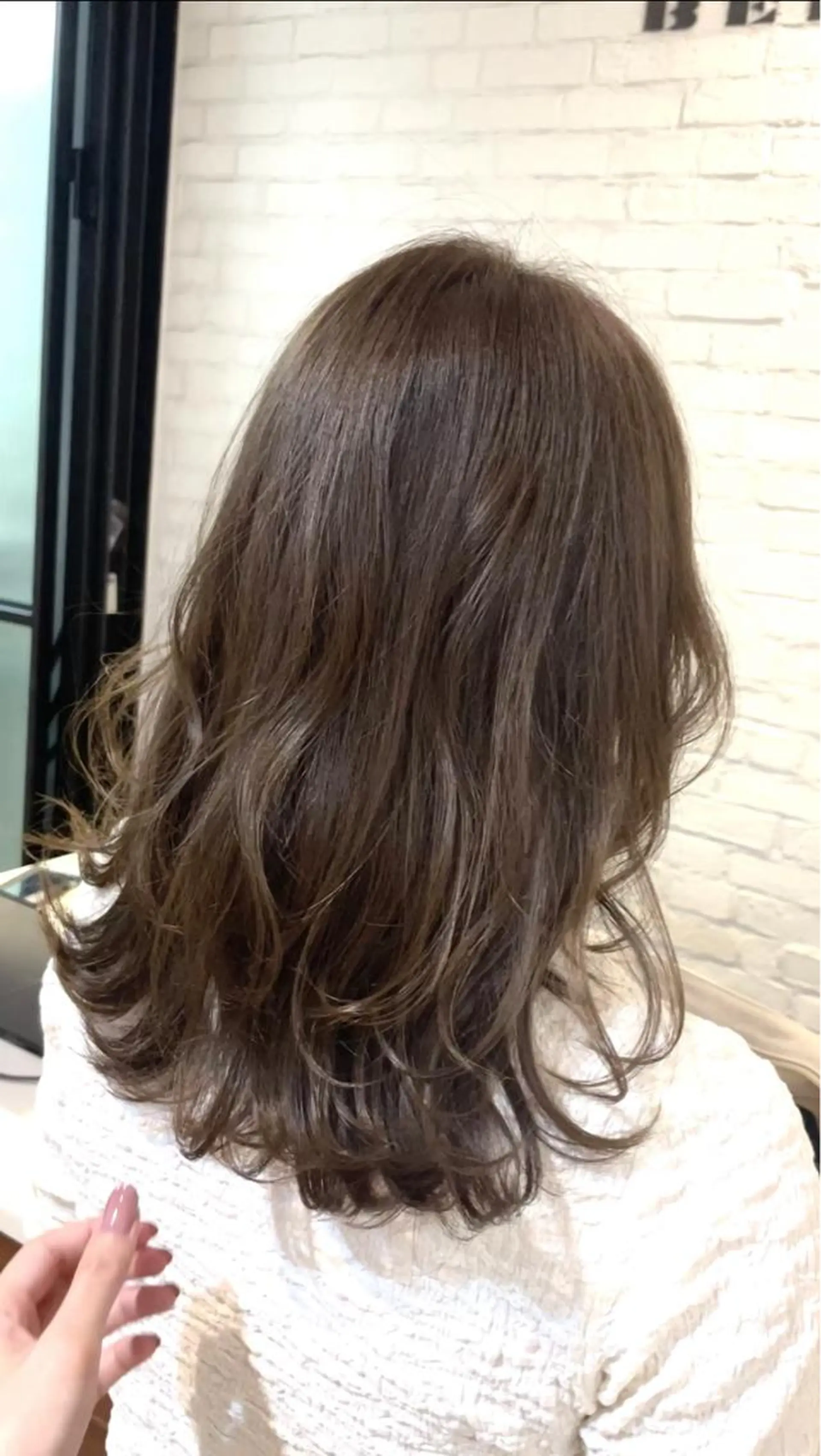 ミディアム カラー ベージュカラー ブリーチ フォギーベージュ ブリーチなしカラー カット ヘアカラー トリートメント BEBE所属・ブリーチなし 透明感カラーKANAのヘアスタイル