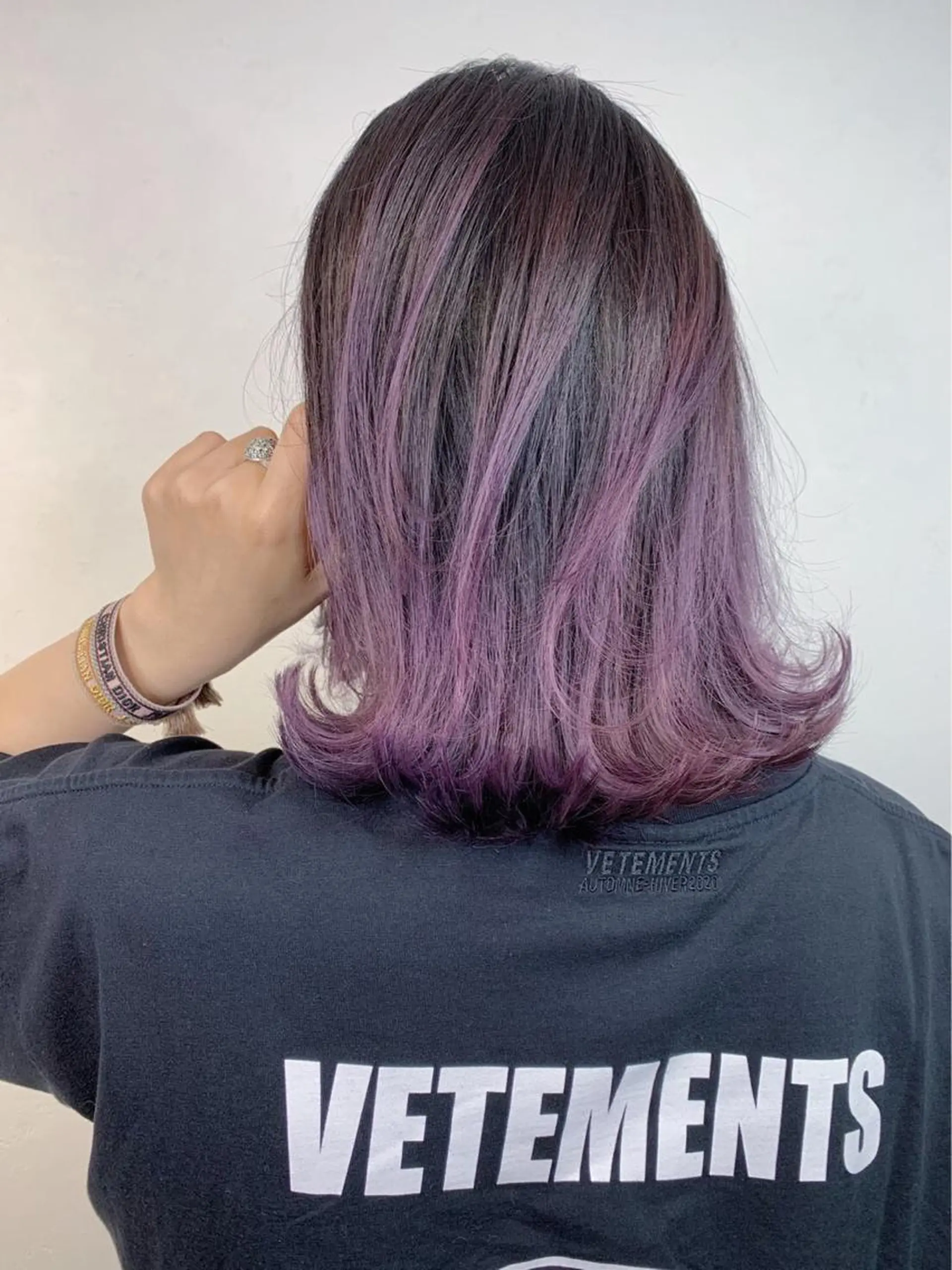 ショート カラー パーマ バレイヤージュ ラベンダーカラー レイヤーカット _ WHITE三宮店のヘアスタイル