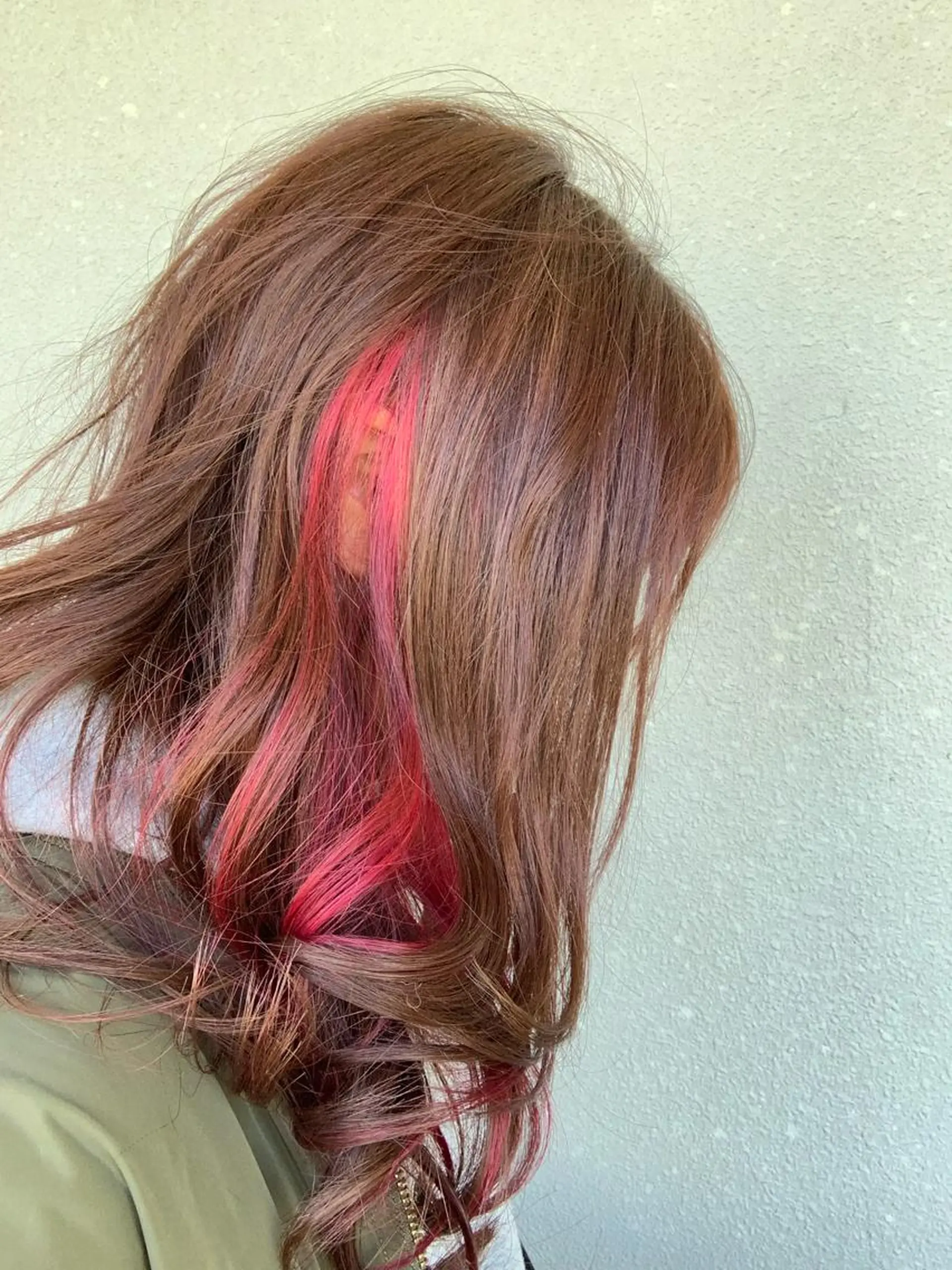 セミロング カラー パーマ インナーカラー ピンクカラー 板倉 花連のヘアスタイル