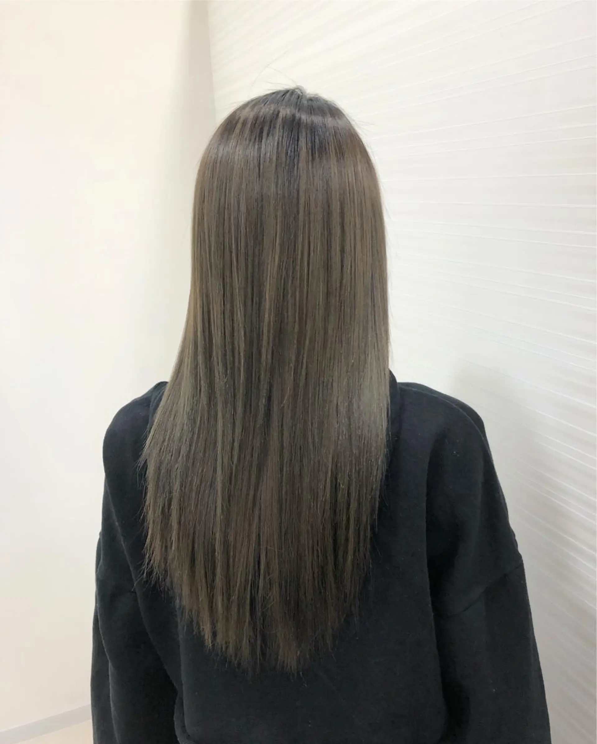 セミロング カラー アッシュ アッシュグレー アッシュグレージュ グレージュ 得能 雅人のヘアスタイル