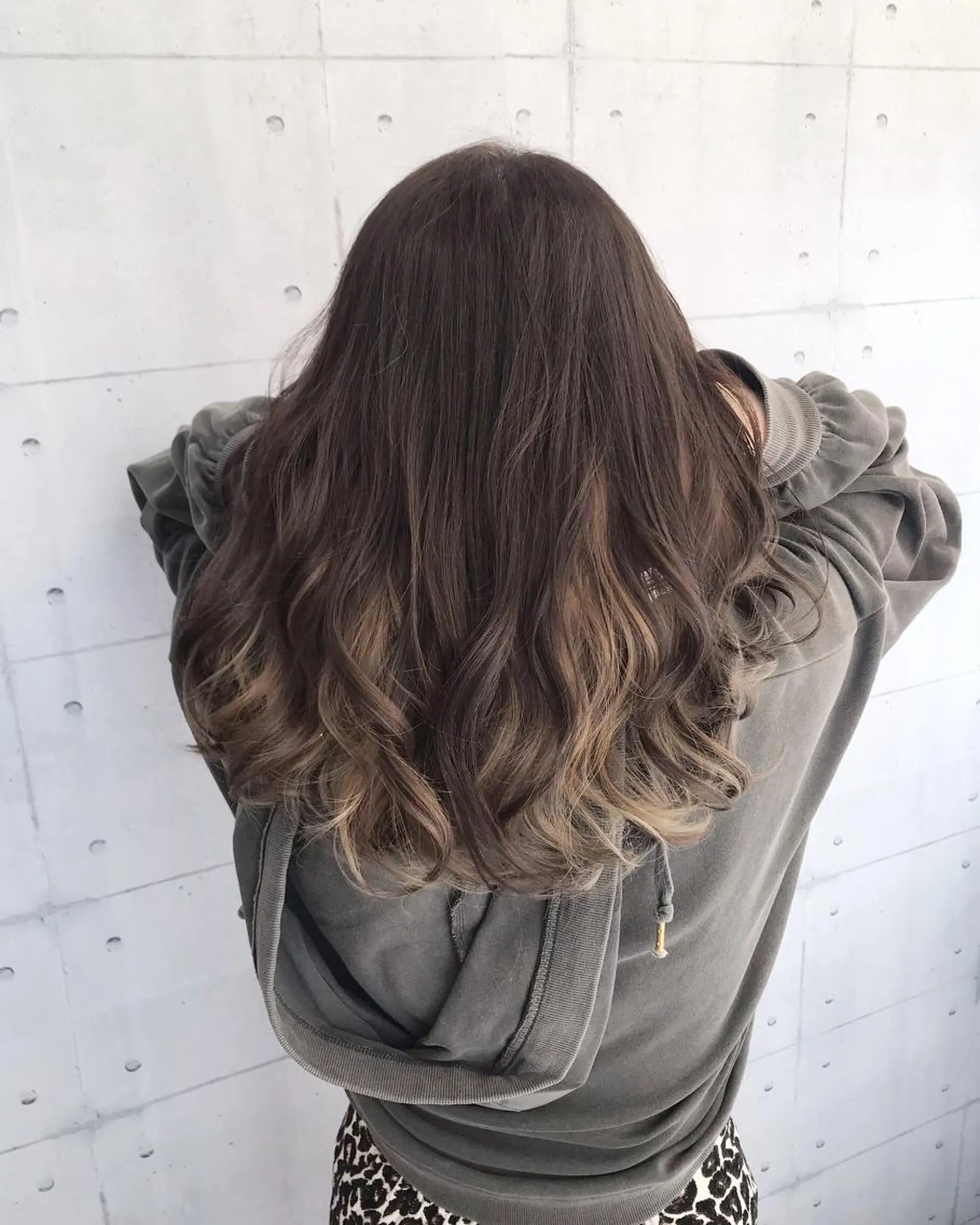 セミロング カラー ブリーチ グレージュ インナーカラー 高木 麻知子のヘアスタイル