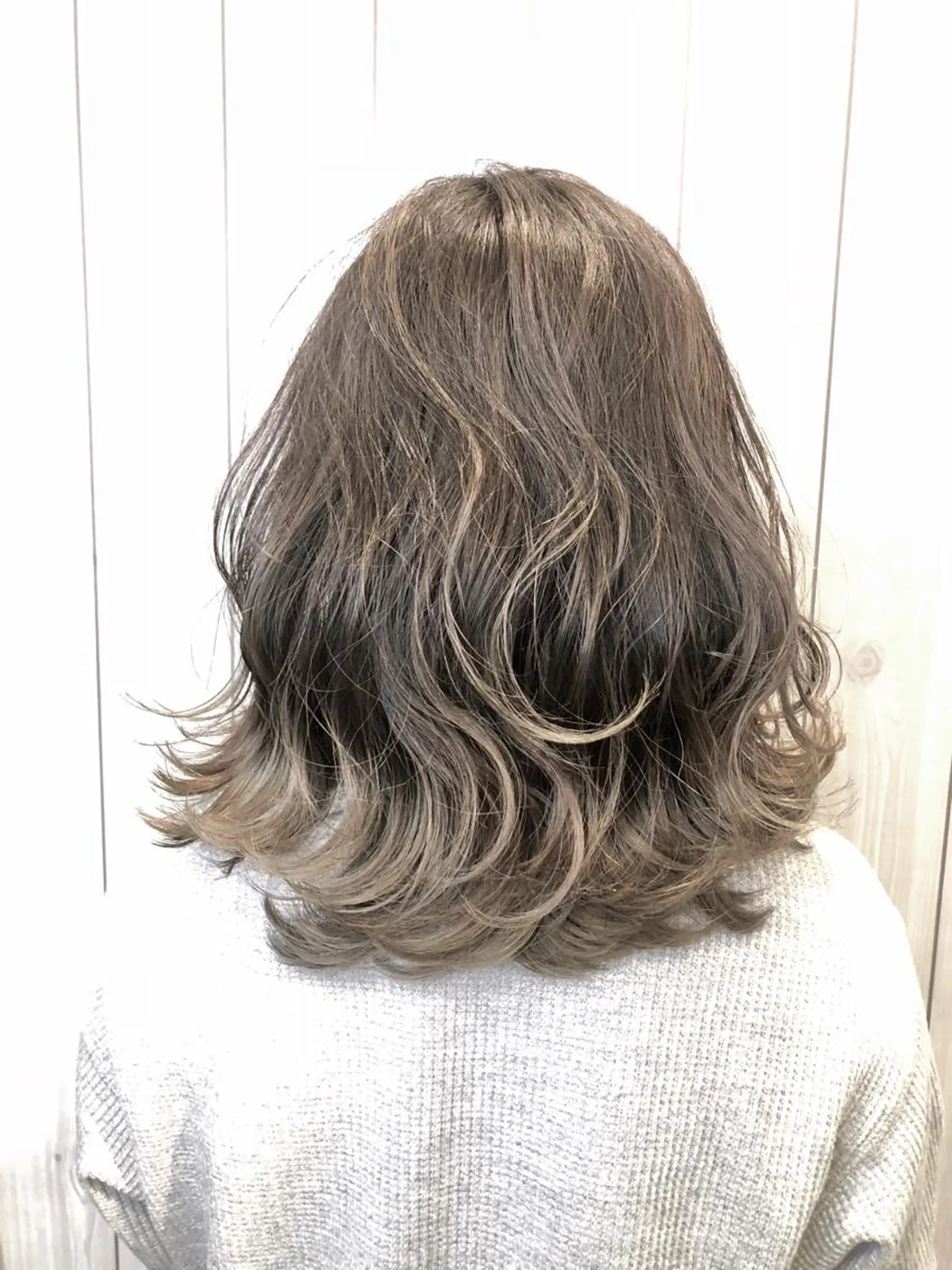 ミディアム カラー ヘアアレンジ ブリーチ グレージュ ハイライトカラー ハイライト カット ヘアカラー 三川 洋樹のヘアスタイル