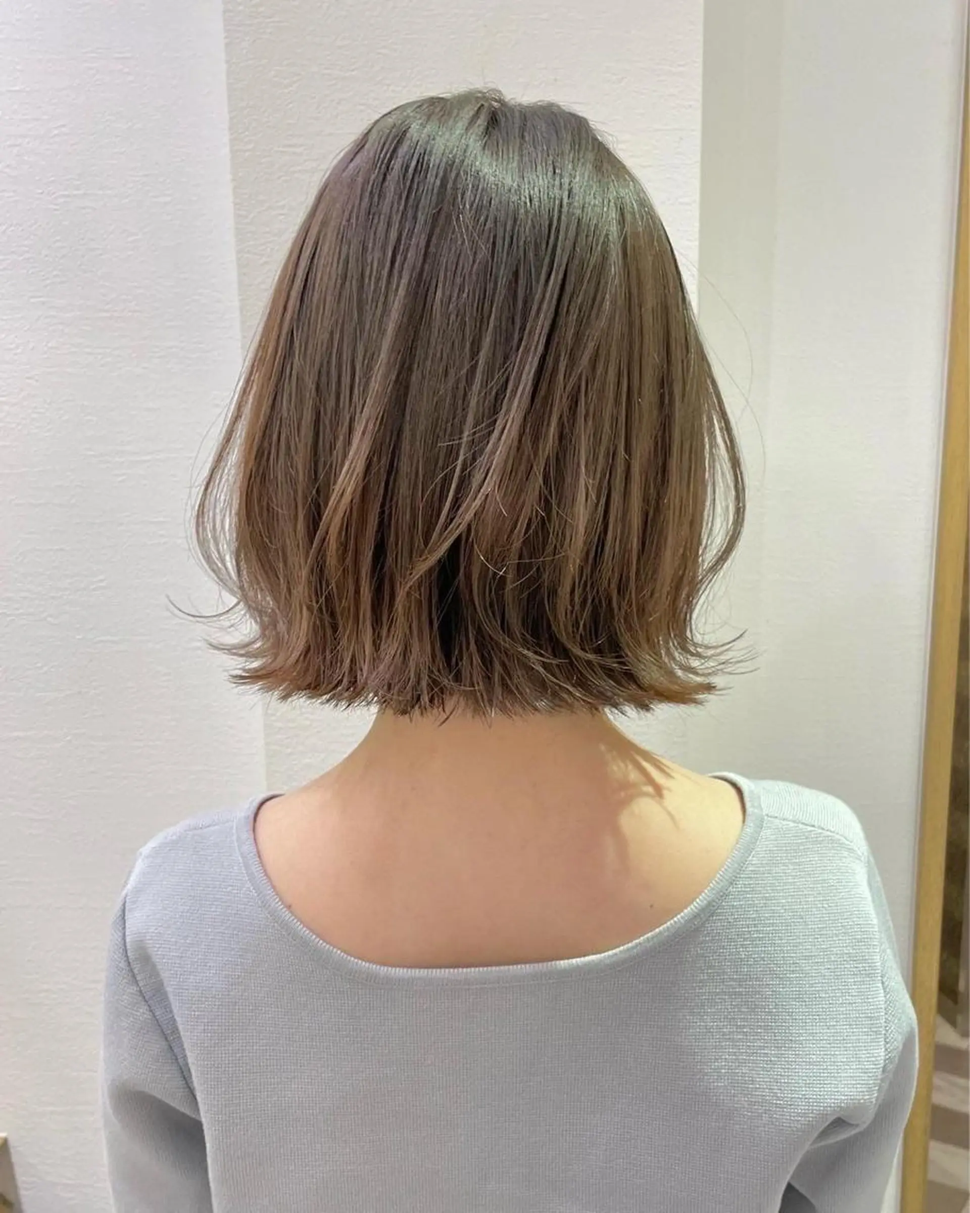 ミディアム ボブ 縮毛矯正 カット ヘアカラー トリートメント 💛美髪ハイトーン LEON🩶のヘアスタイル