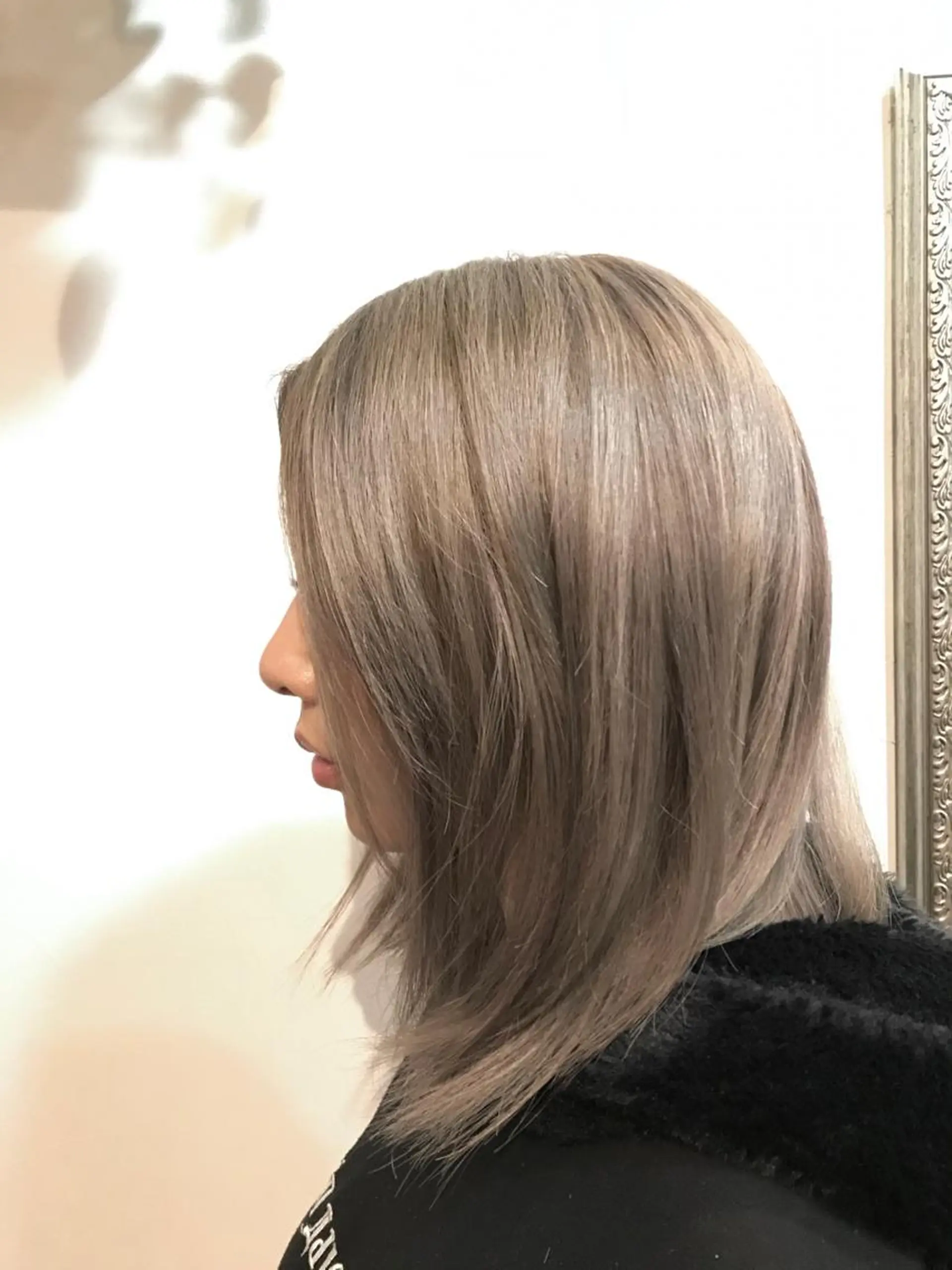 セミロング カラー ブロンド シルバー カット ヘアカラー OneWORLD所属・福井 稜平のヘアスタイル
