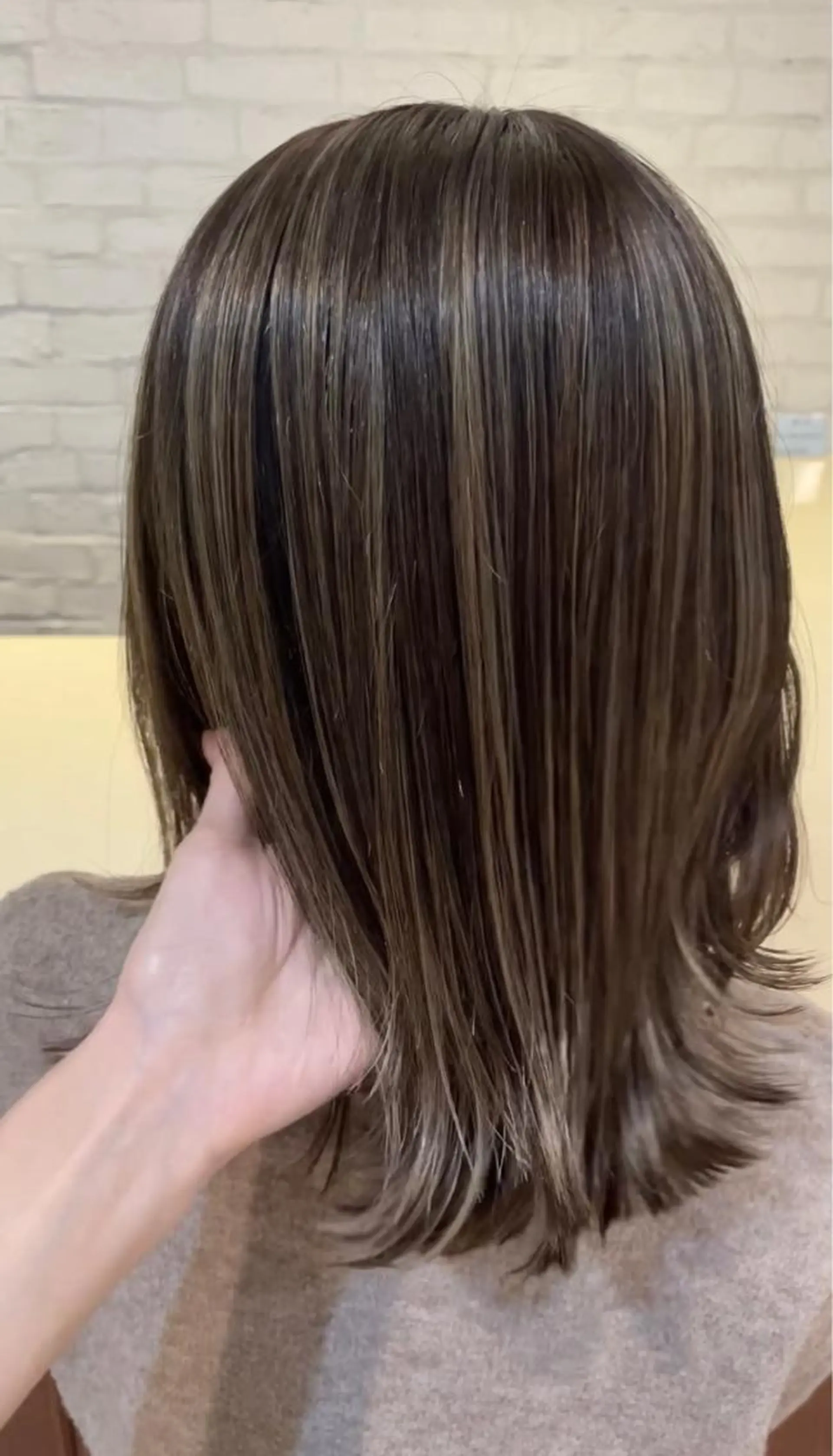 ミディアム カラー ブリーチ グレージュ ハイライトカラー ハイライト カット ヘアカラー トリートメント BEBE所属・ブリーチなし 透明感カラーKANAのヘアスタイル