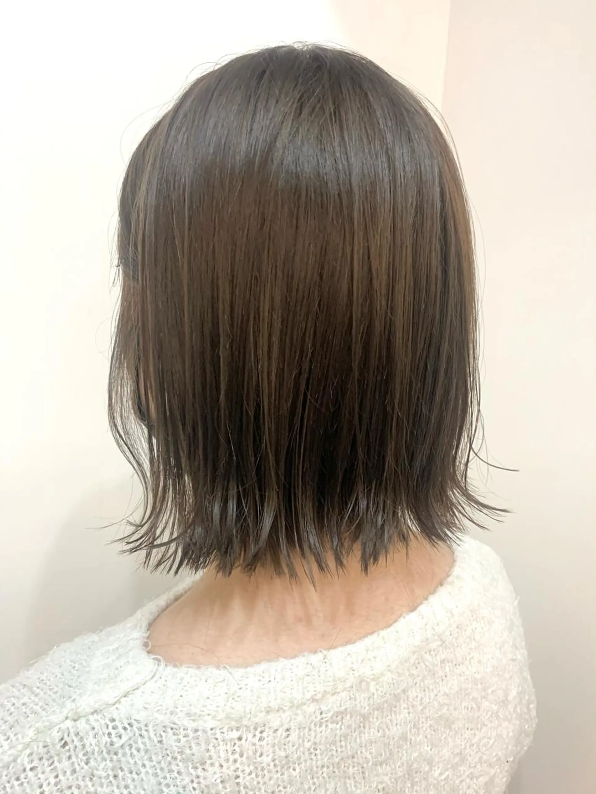 ミディアム カラー アッシュ ベージュカラー ボブ カット ヘアカラー トリートメント chama レイヤーカットのヘアスタイル