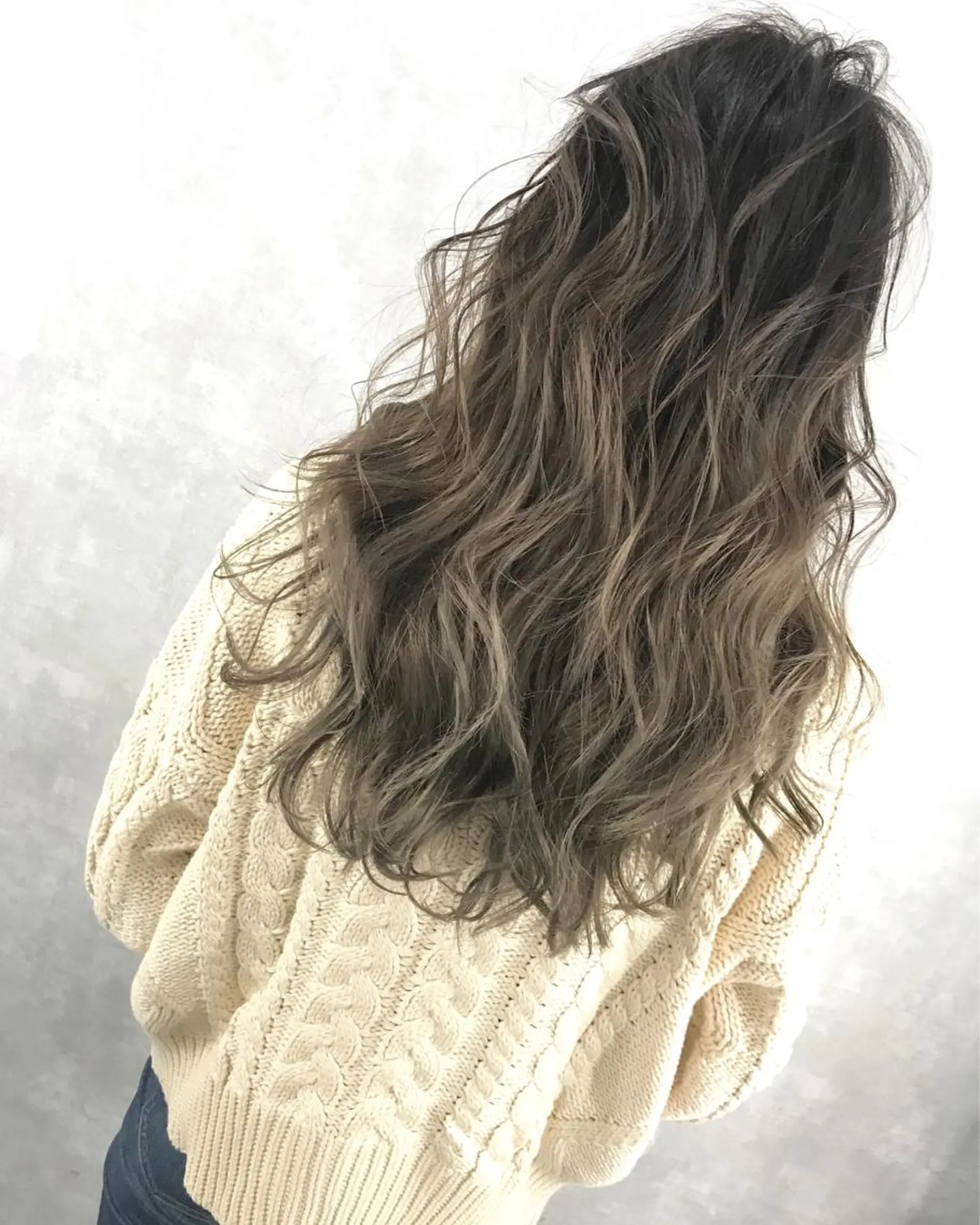 セミロング カラー ベージュカラー ハイライトカラー ミルクティーベージュ ハイライト TOMOYAレイヤー ブリーチ縮毛矯正のヘアスタイル