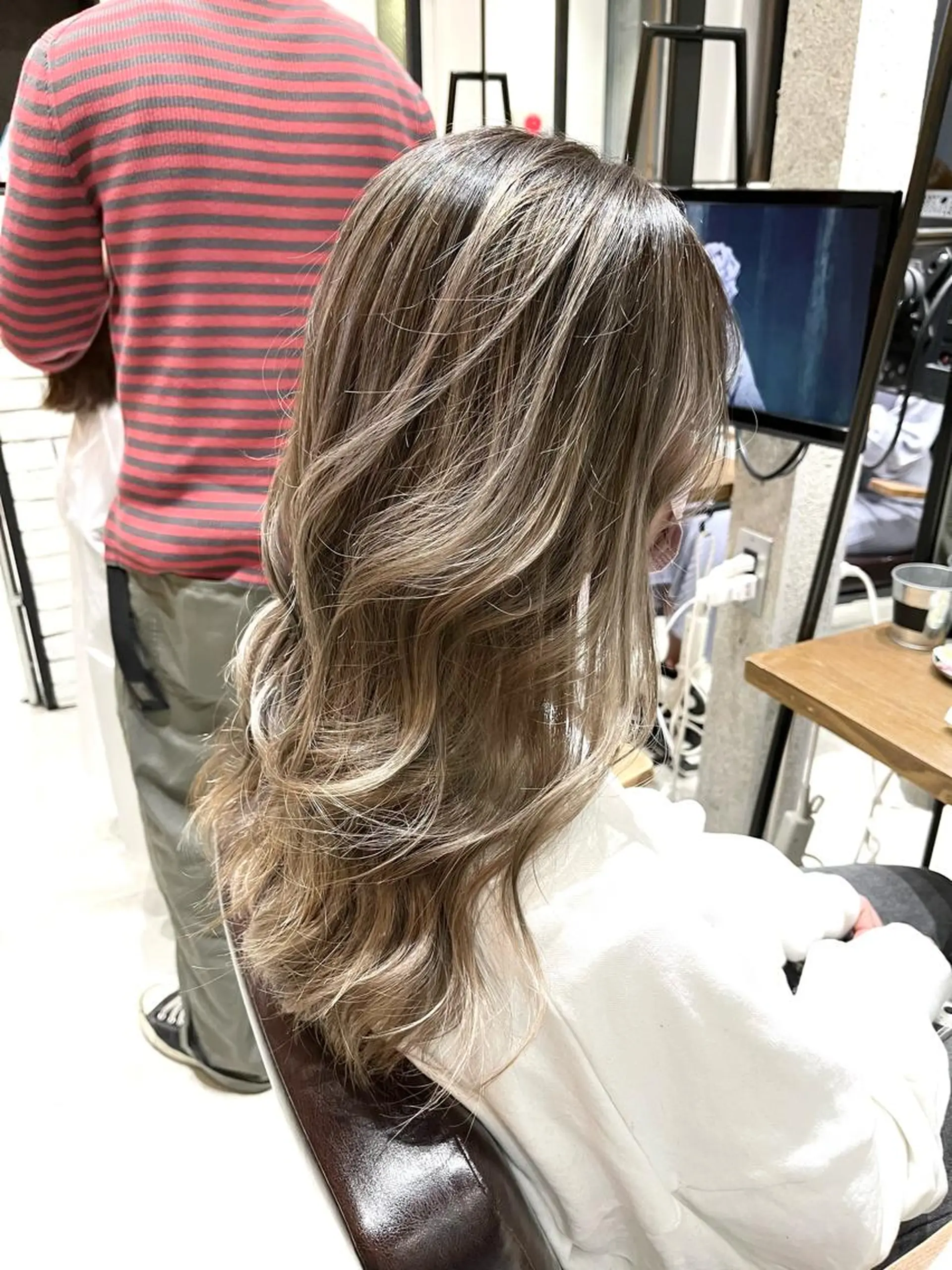 ロング アッシュ ヘアカラー トリートメント 🌈透明感カラー 韓 国ヘアこうたろうのヘアスタイル