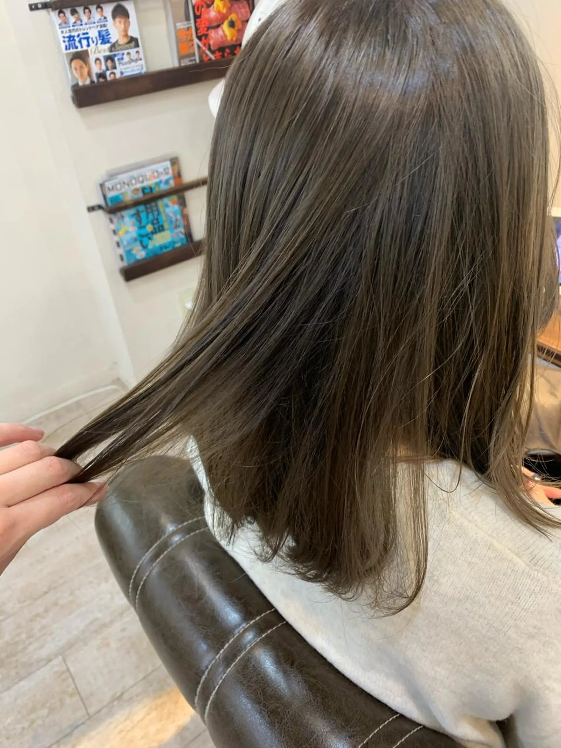 セミロング カラー ベージュカラー 透明感カラー オリーブベージュ ヘアカラー 藤間 帆乃夏（とうまほのかのヘアスタイル