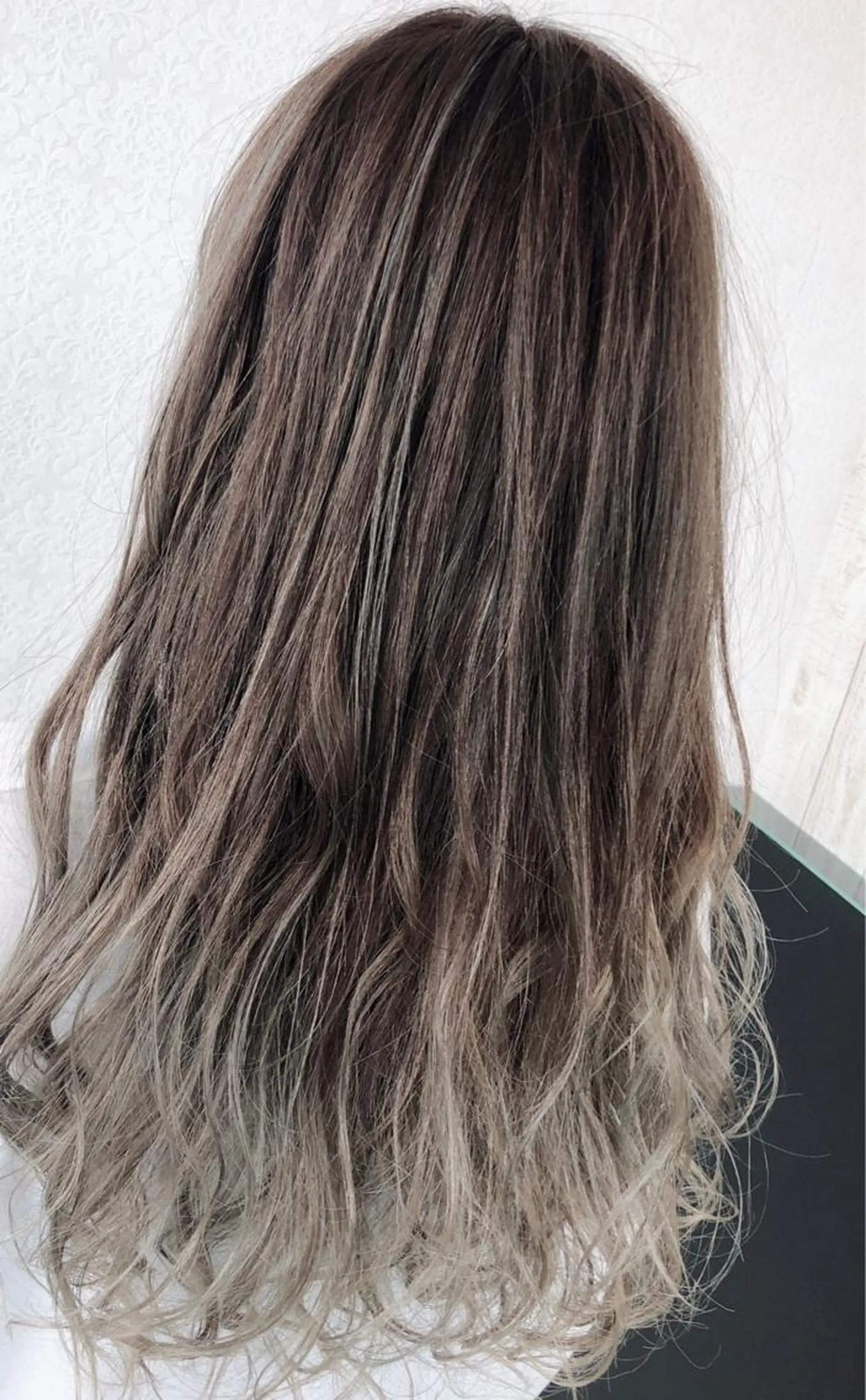 セミロング カラー ベージュカラー ブリーチ グラデーションカラー ホワイトベージュ カット ヘアカラー トリートメント 難しい髪質の縮毛矯正 高岡/射水/髪質改善のヘアスタイル