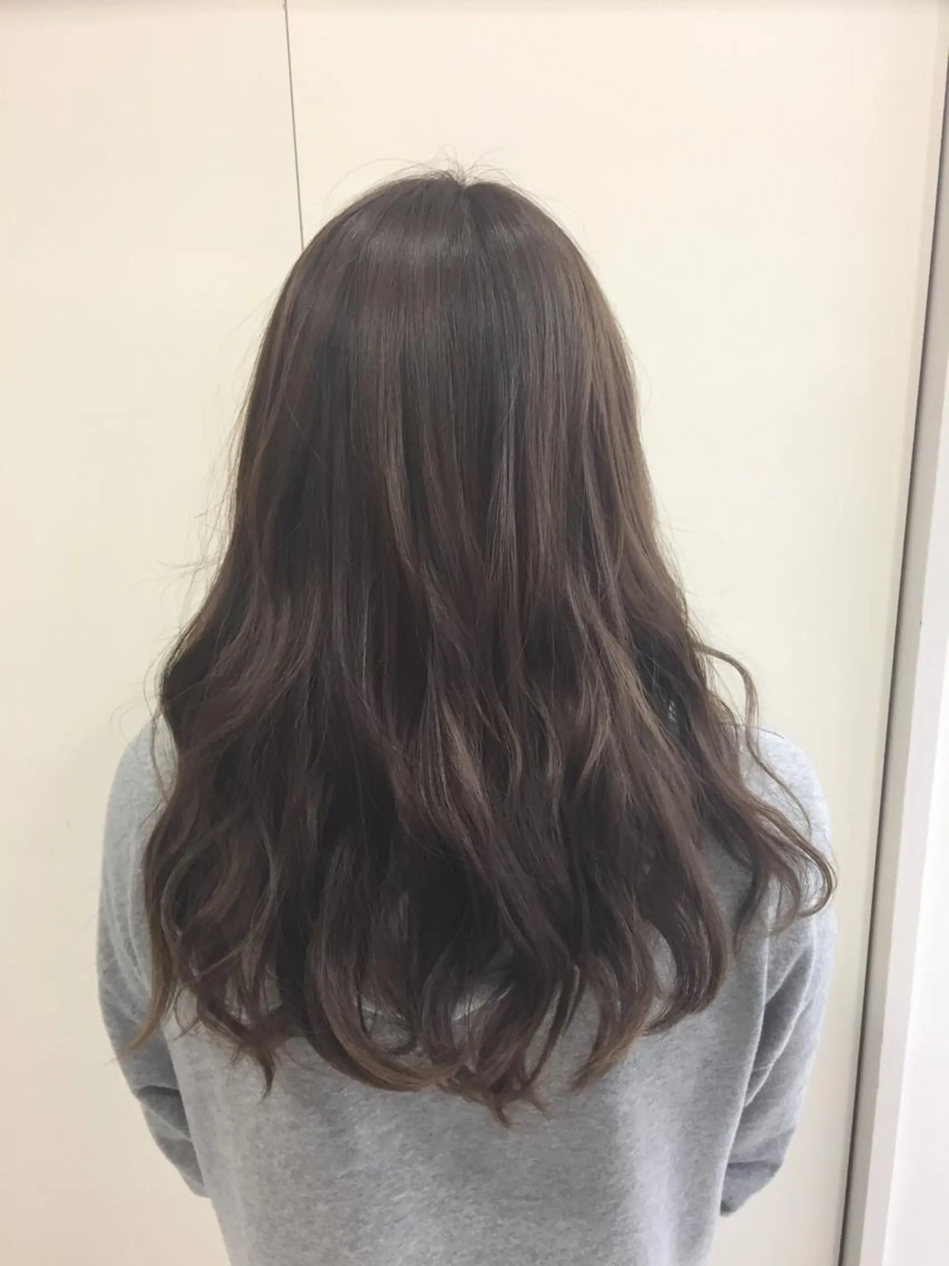 セミロング カラー 透明感カラー グレージュ 岩崎 裕司のヘアスタイル