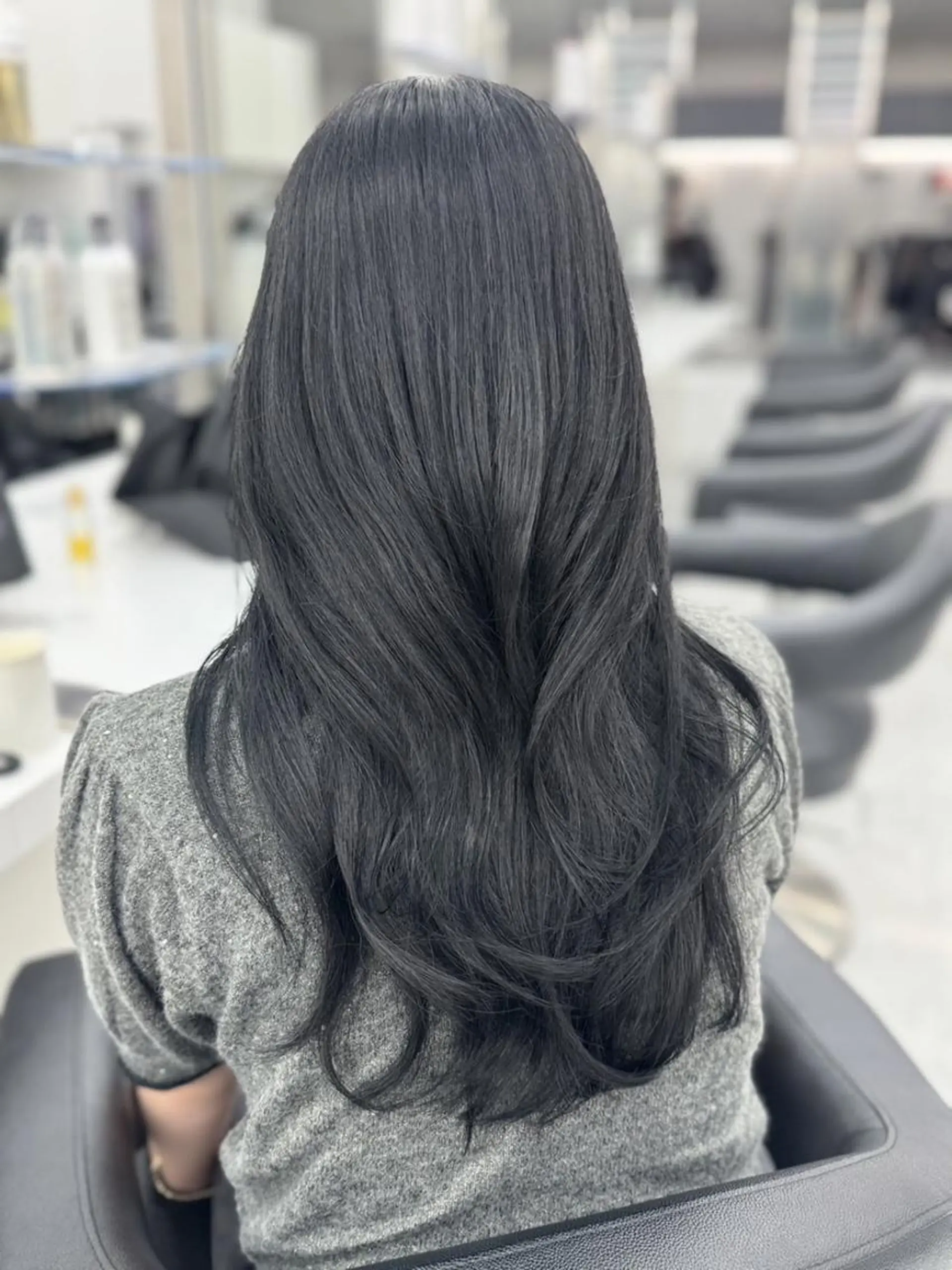 カラー 🫧トレンド艶髪🫧 グレージュカラー🫧のヘアスタイル