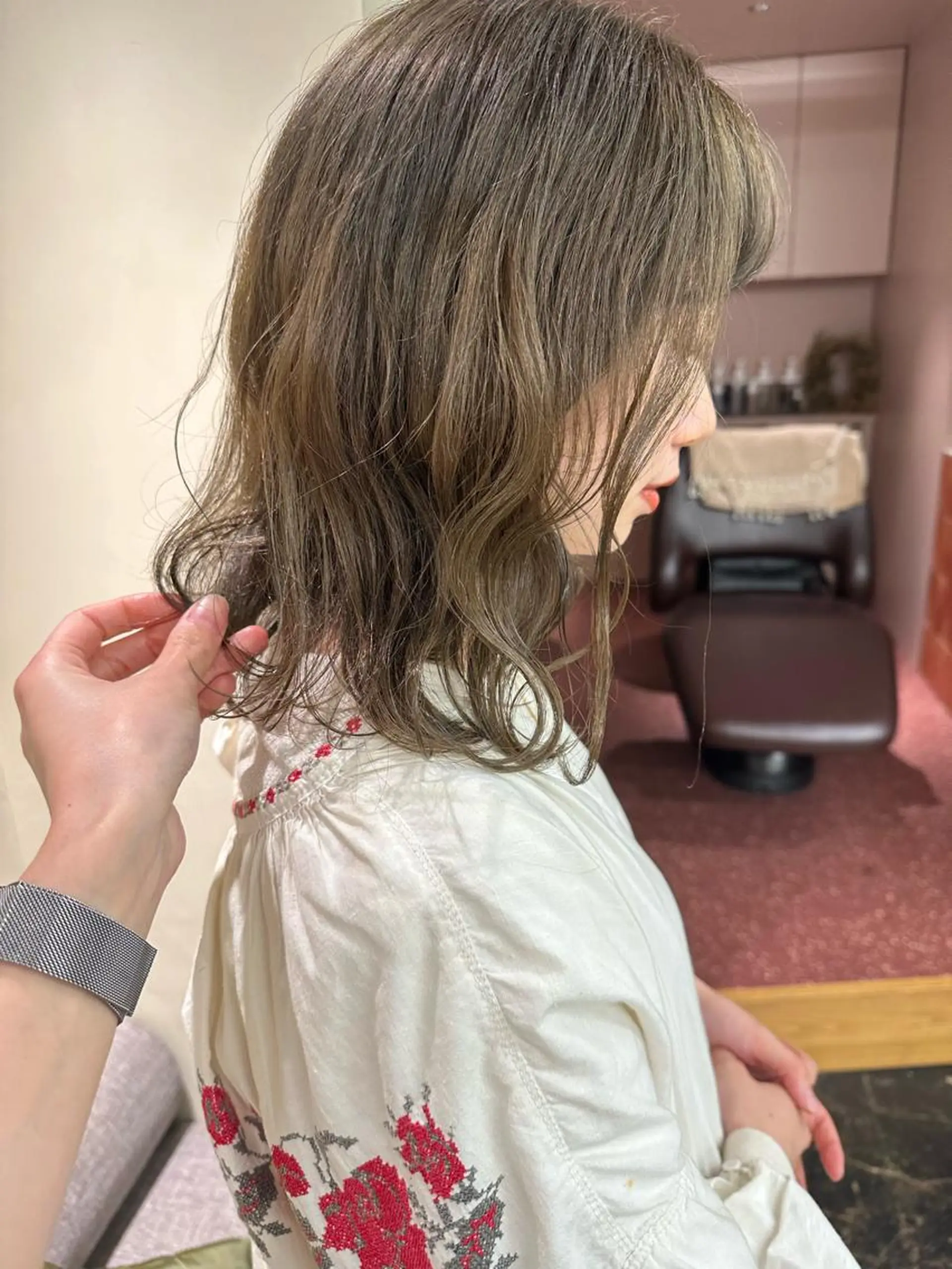 ミディアム カラー ベージュカラー ブリーチ 透明感カラー ブリーチなしカラー オリーブベージュ ヘアカラー yupi🐈‍⬛ レイヤー/パーマのヘアスタイル