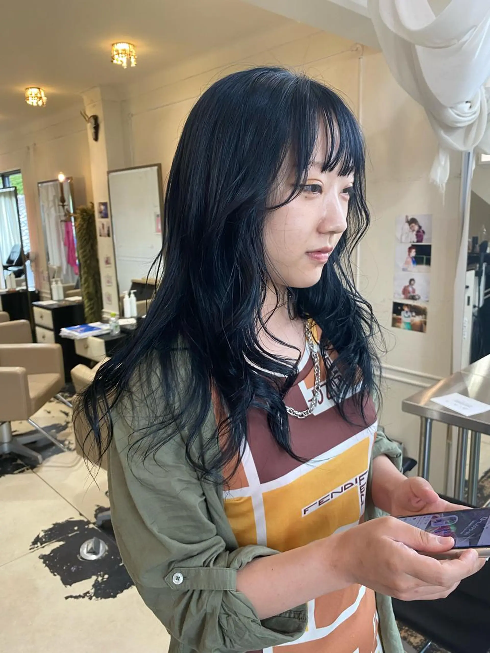 ロング カラー 黒髪 ブリーチ ブルーカラー ブルーブラック ヘアカラー 鈴木 漱一郎のヘアスタイル