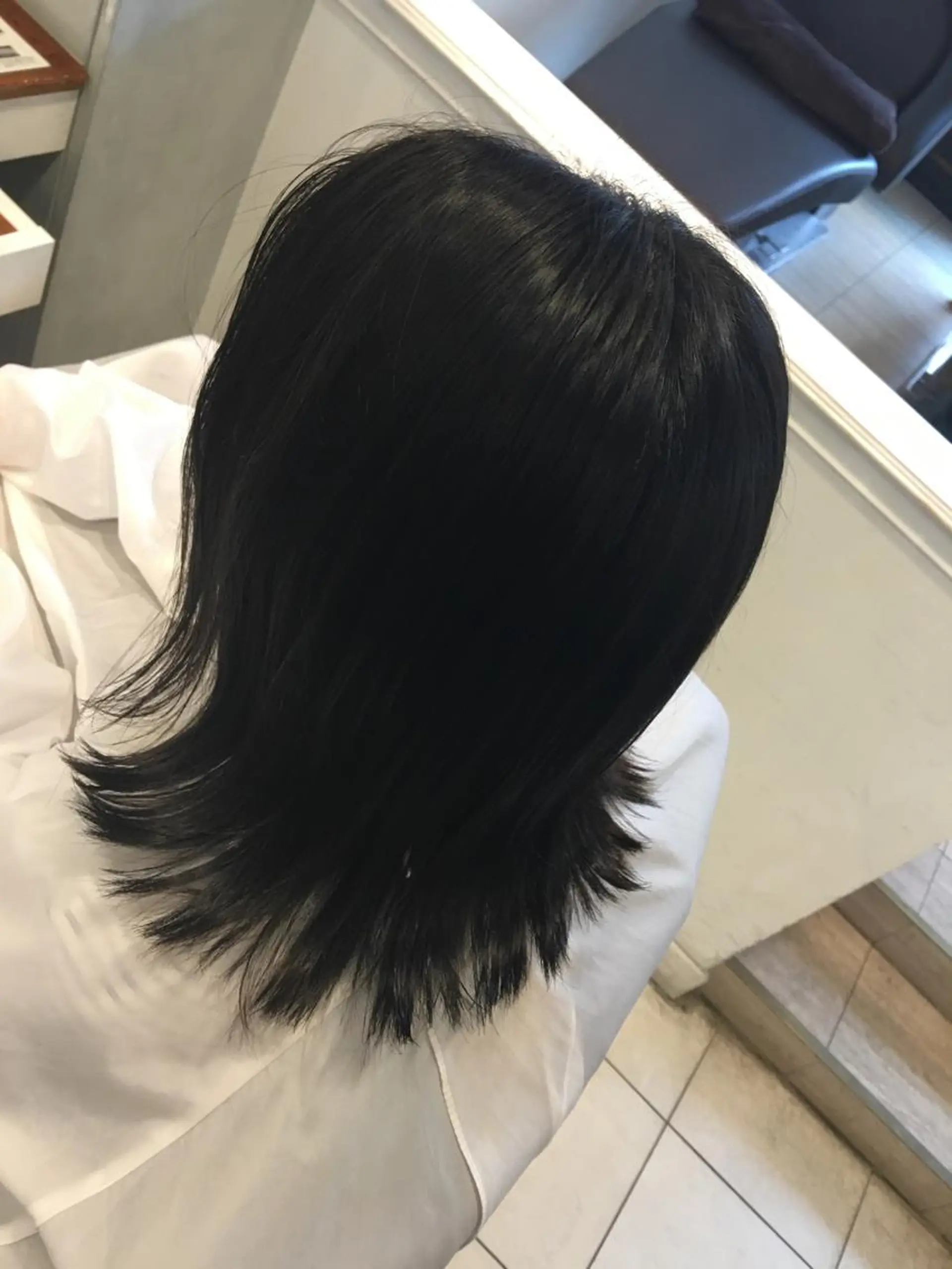 ミディアム カラー 黒髪 ブルーカラー ブルーブラック ブリーチカラー🌈 嘉名 真樹のヘアスタイル