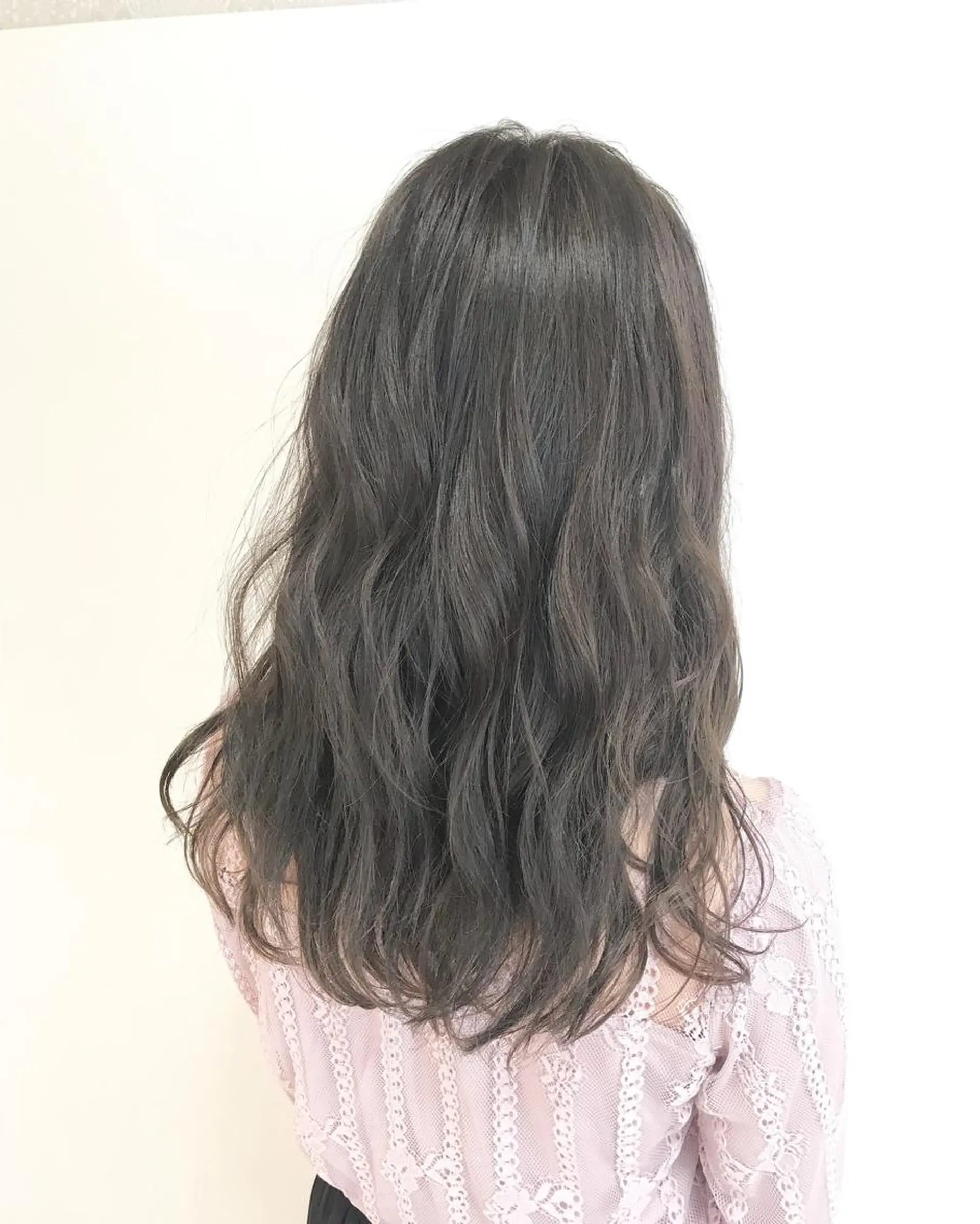 セミロング カラー 黒髪 透明感カラー イルミナカラー トリートメント chiyo yasuのヘアスタイル