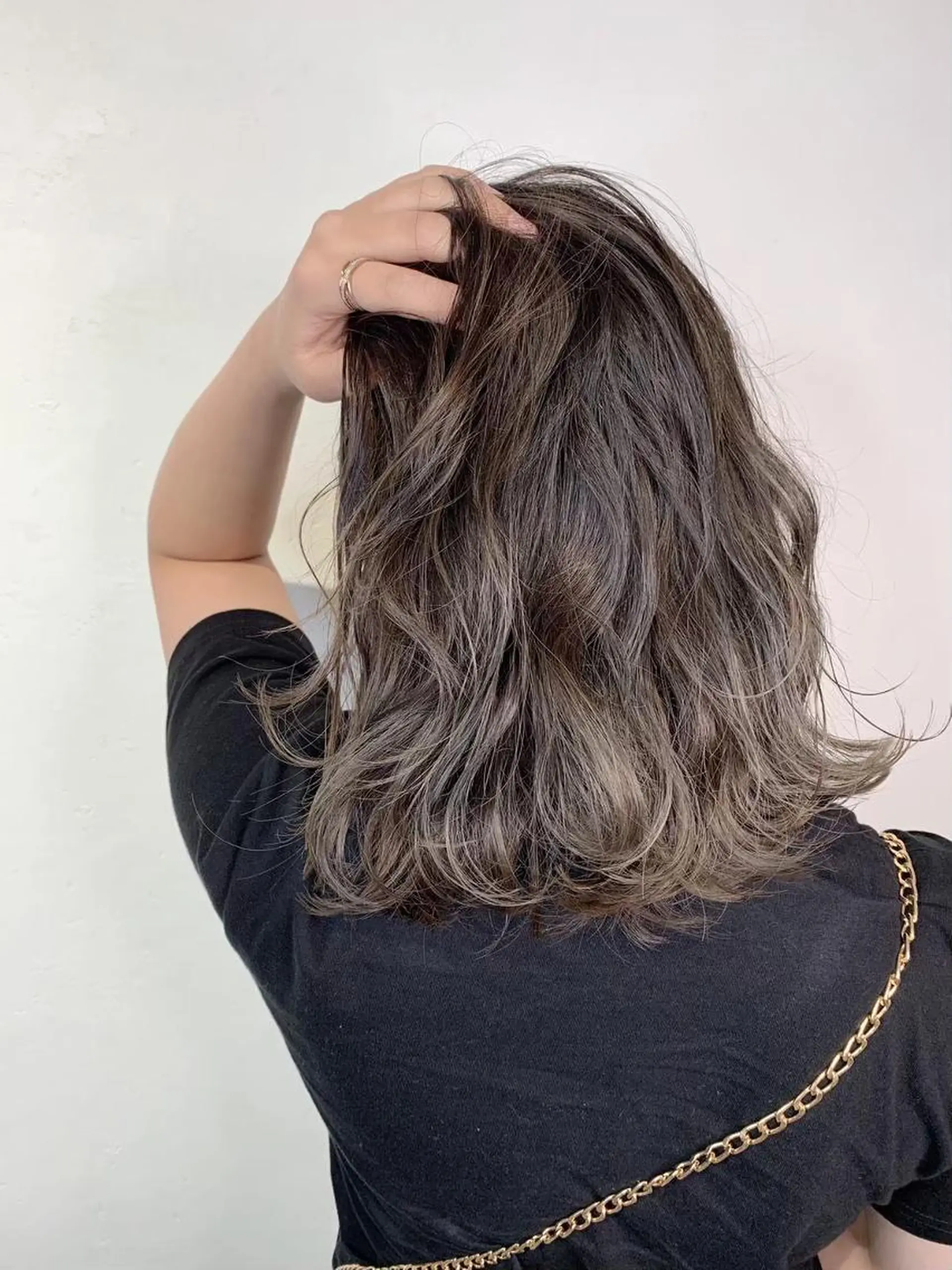 ミディアム ボブ 斜めバング 外国人風カラー 伸ばしかけ ハイライト ＿WHITE鳳店 アンダーバーホワイトのヘアスタイル