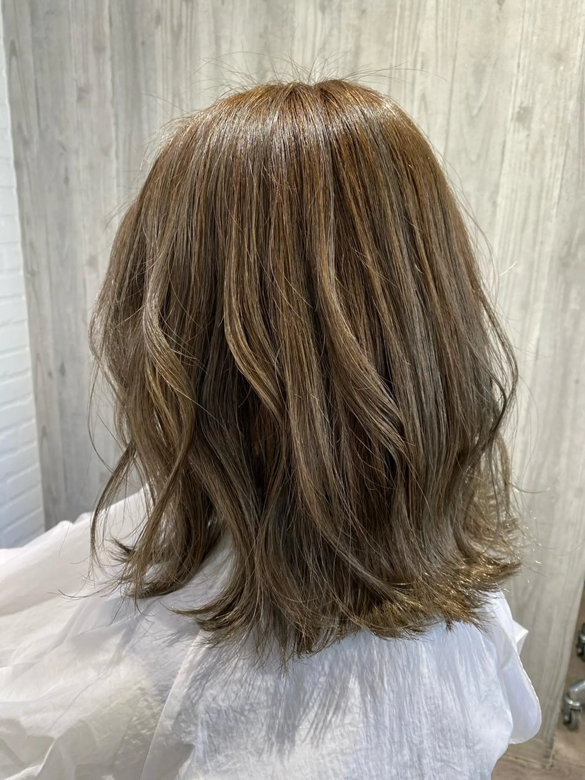 ミディアム カラー グレージュ ハイライトカラー ボブ ハイライト 外ハネヘア Renatus店長 金子裕美のヘアスタイル