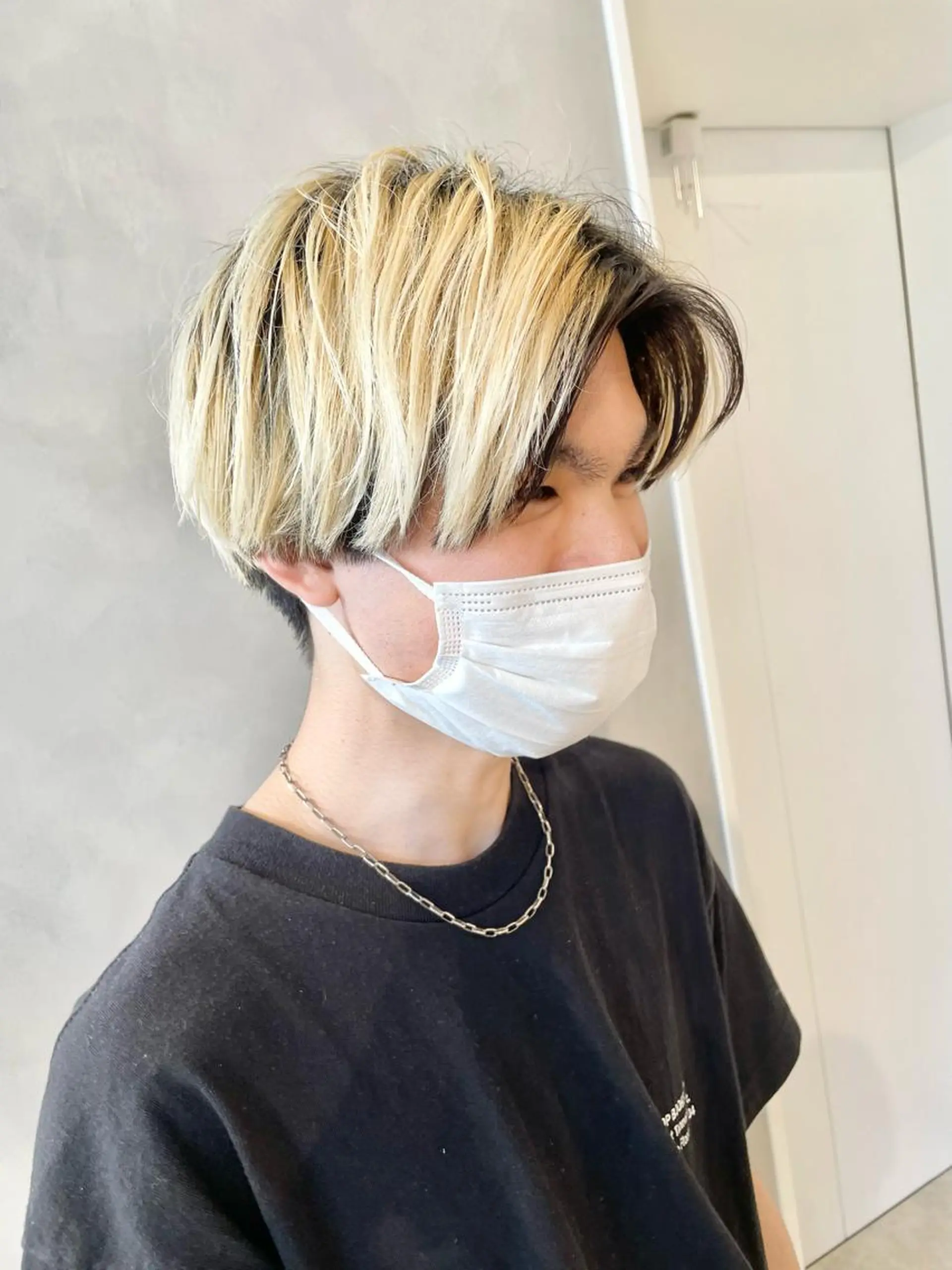 ショート カラー メンズ 黒髪 ブロンド ホワイトブロンド meme原宿所属・ブロンド・ハイトーン ／遠藤将太のヘアスタイル