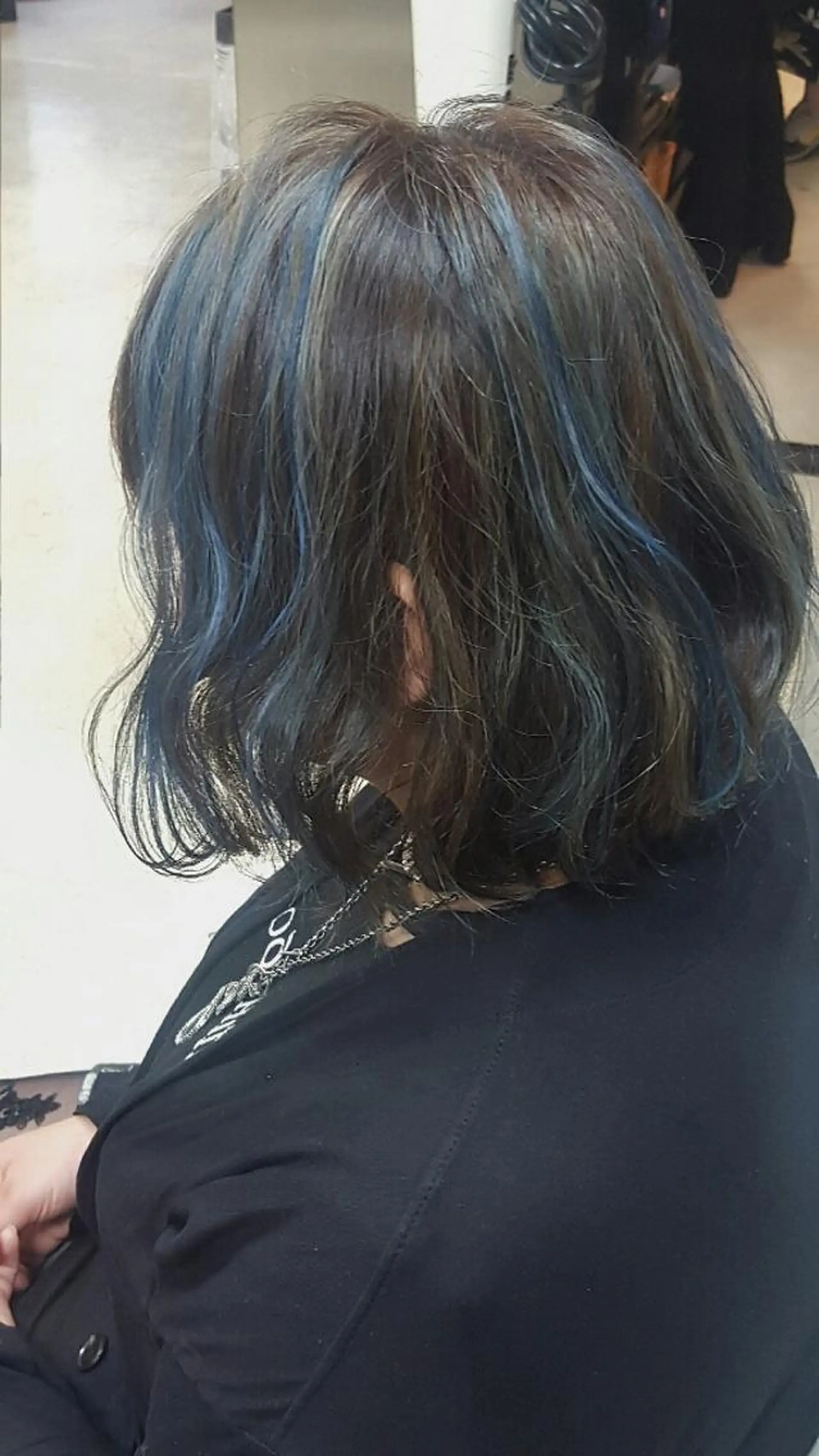 ミディアム カラー 黒髪 シルバー ユニコーンカラー brace 立花のヘアスタイル