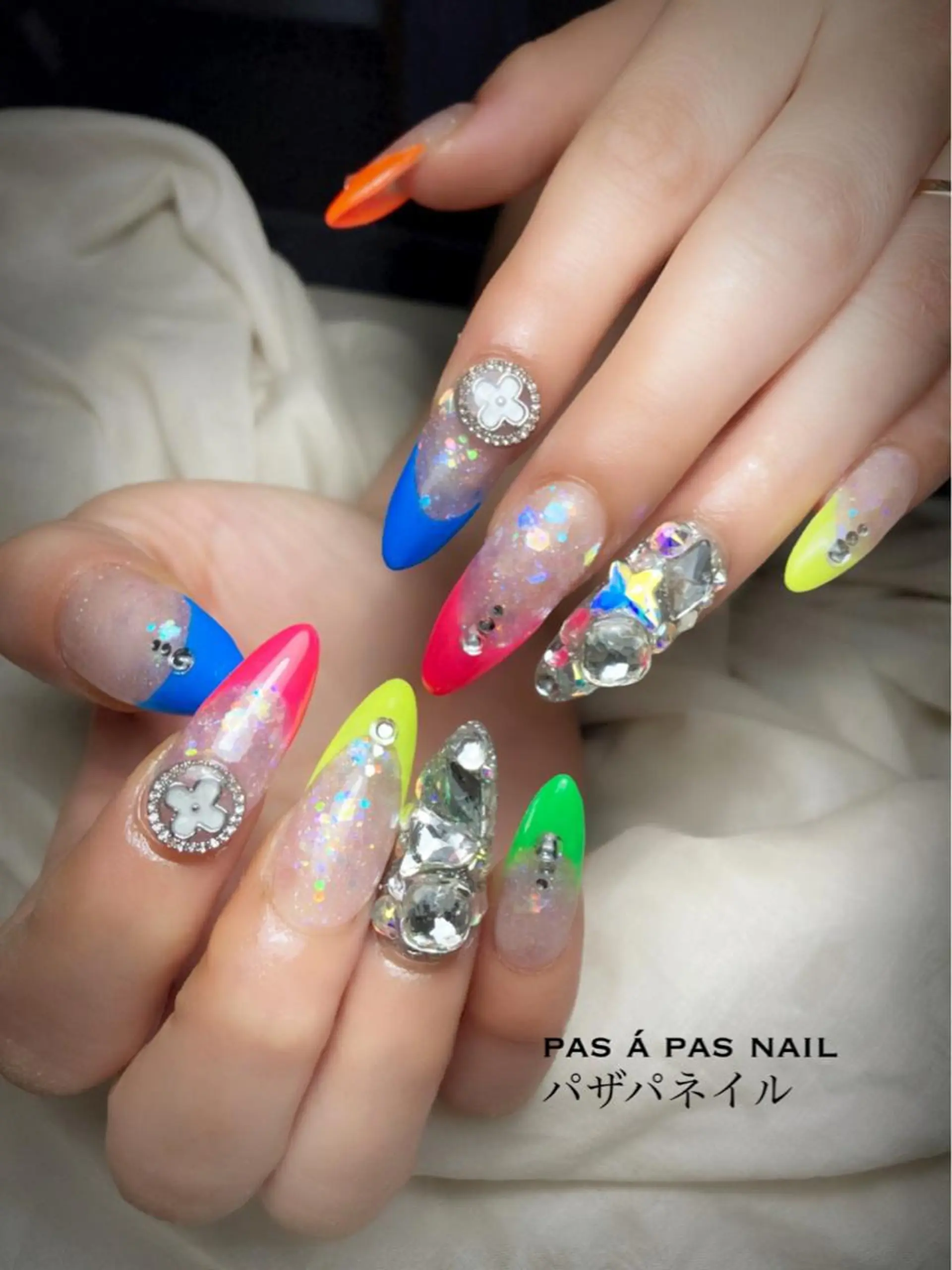 ロング ネイル ハンドネイル Yakko pas á pasのネイルデザイン