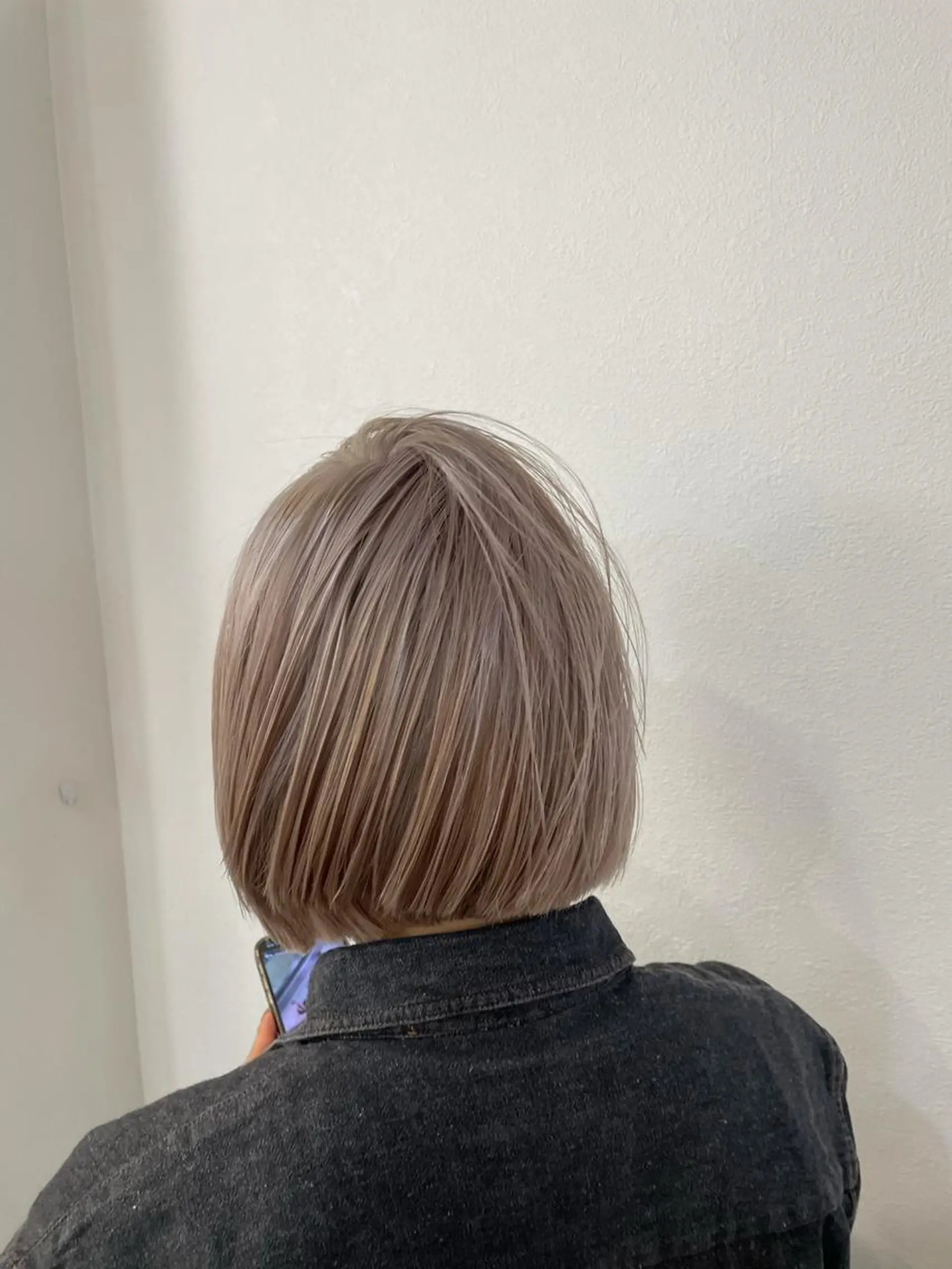 ショート カラー ベージュカラー ブリーチ 透明感カラー ミルクティーベージュ TOI所属・内野   龍海 / レイヤーカットのヘアスタイル