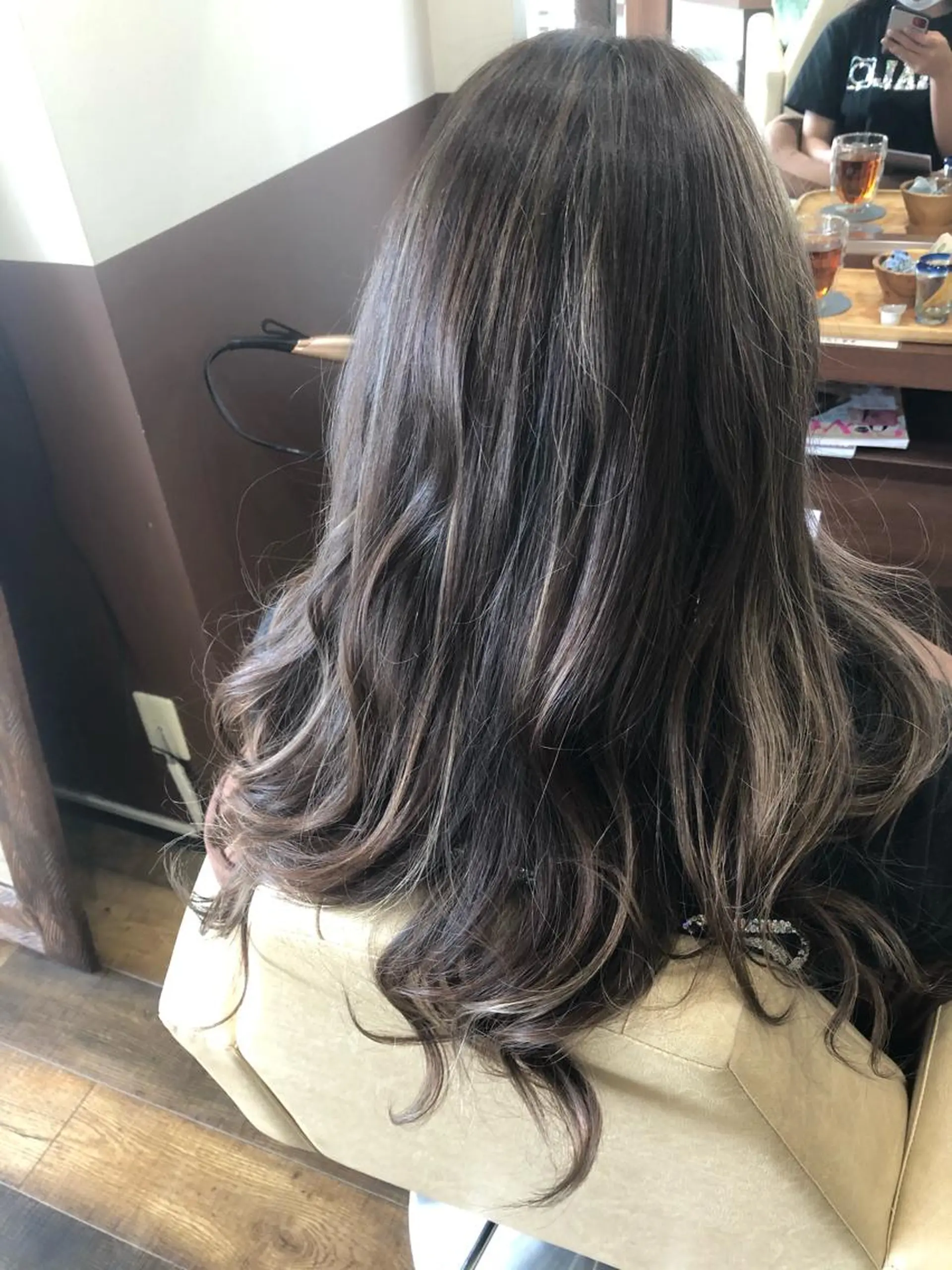 ロング アッシュ ハイライト 平川 かなこのヘアスタイル