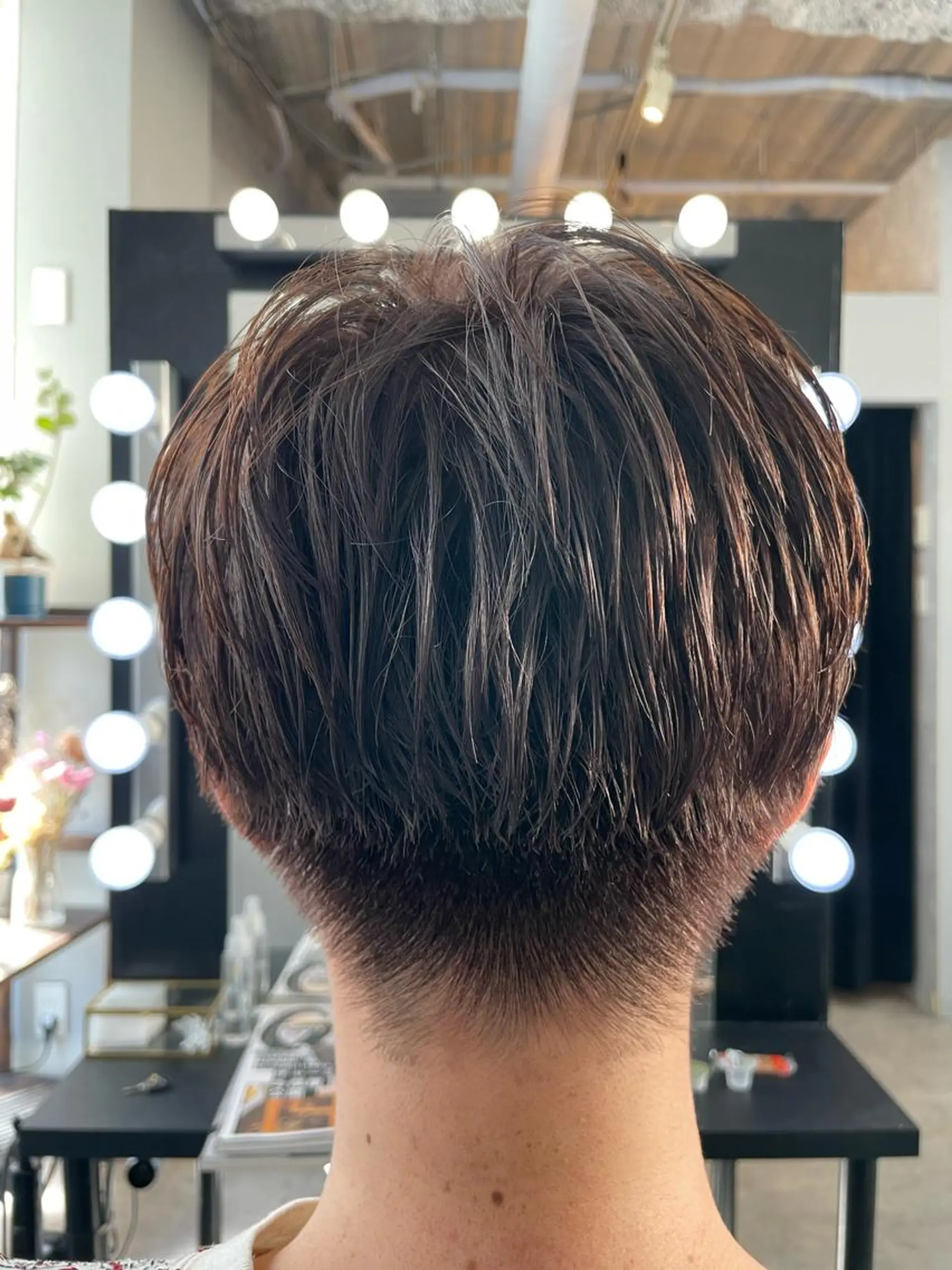 ショート カラー メンズ メンズブリーチ 刈り上げ アッシュ アッシュブラウン ブリーチ カット ヘアカラー ブリーチなし透明感 タケザワミキのヘアスタイル