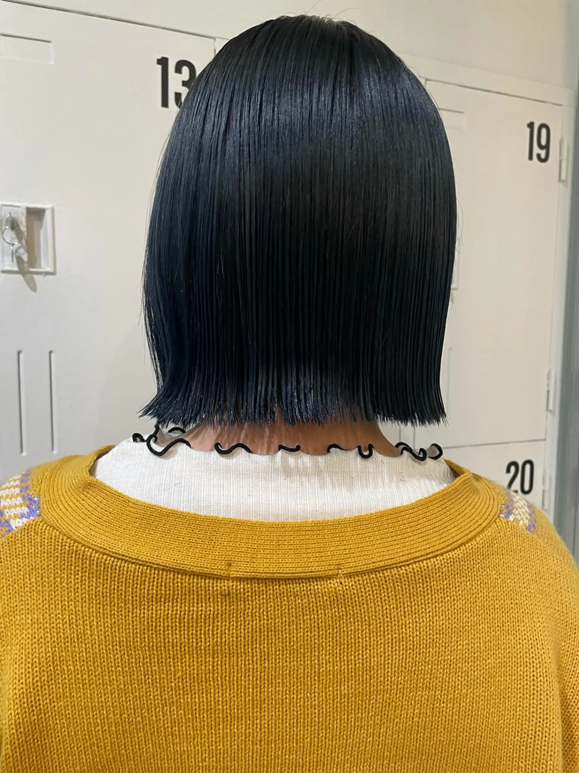 ミディアム カラー 切りっぱなしボブ ブルーカラー ネイビーカラー ボブ 栄/ウルフ/レイヤー RIHOのヘアスタイル