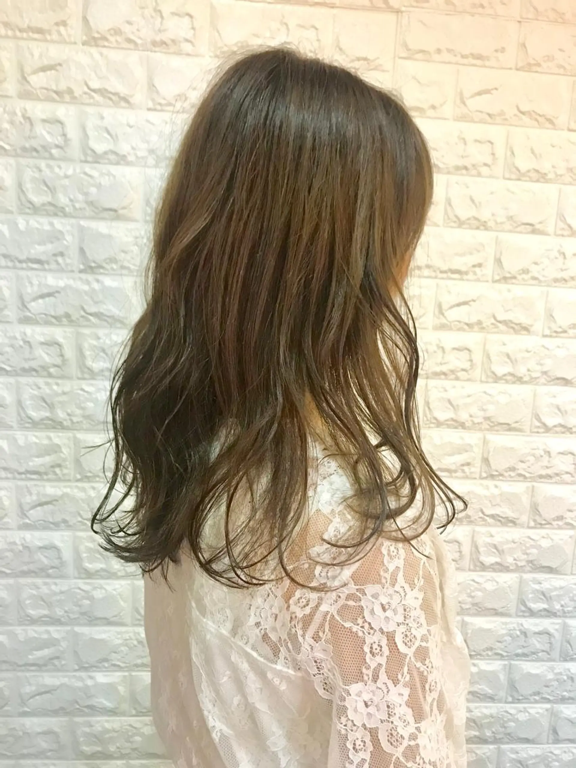 セミロング アッシュ カット ヘアカラー トリートメント トモタニ ミオのヘアスタイル