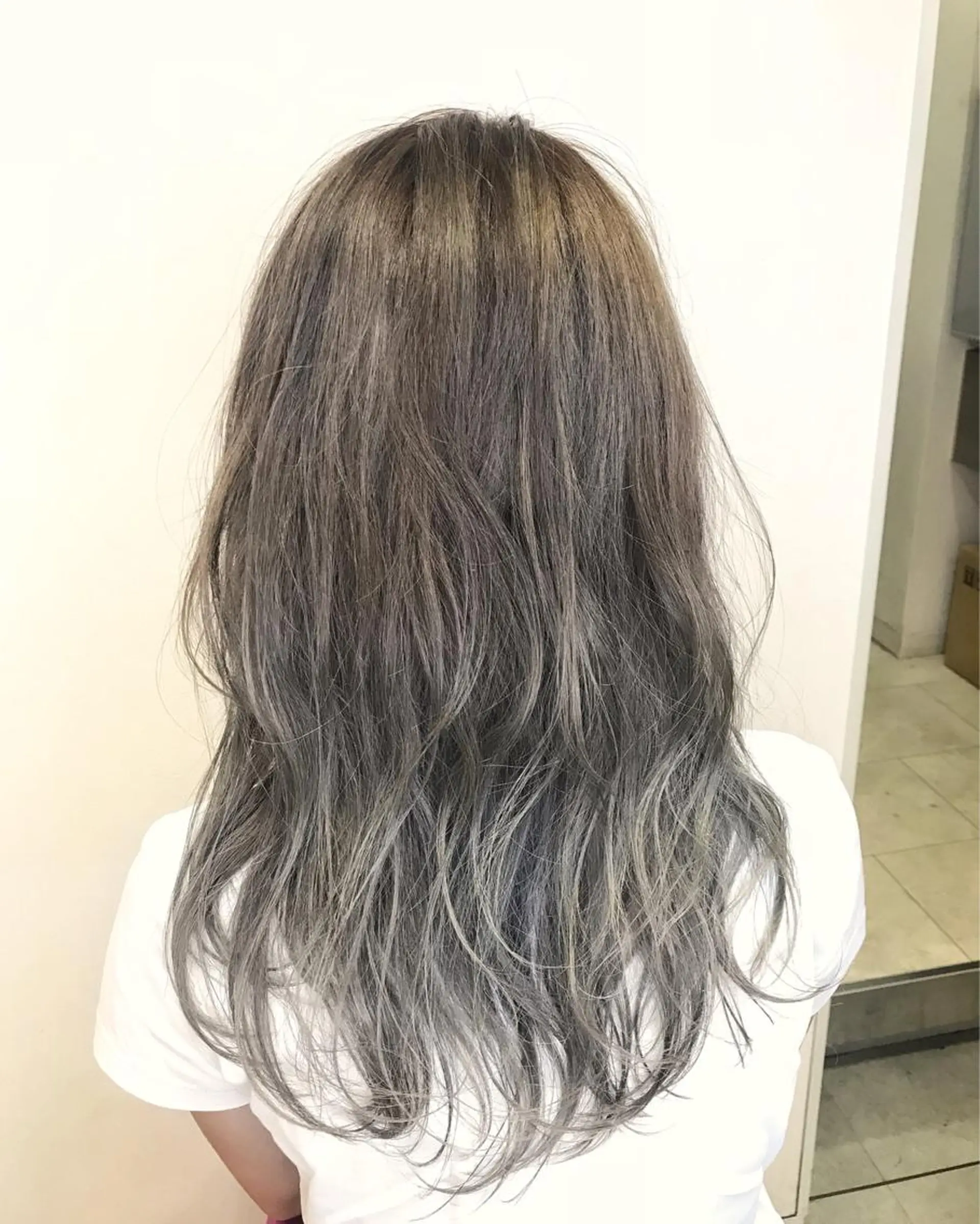 セミロング カラー ブリーチ グラデーションカラー ヘアカラー トリートメント chiyo yasuのヘアスタイル