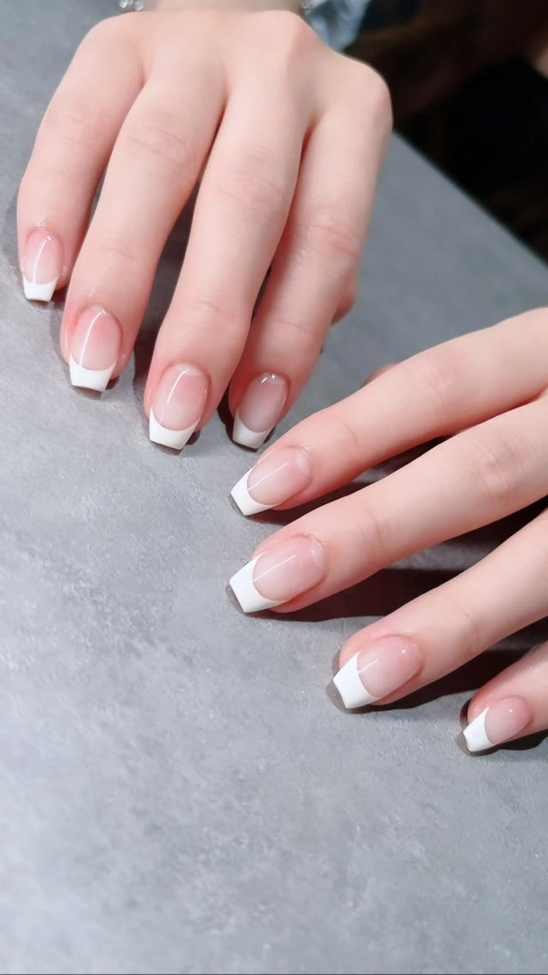 ネイル フットネイル フレンチネイル ジェルネイル ラメ(グリッター) ラメグラデーション ハンドネイル NEO Beauty Salon所属・𝐍𝐄𝐎 𝐉𝐔𝐑𝐈のネイルデザイン