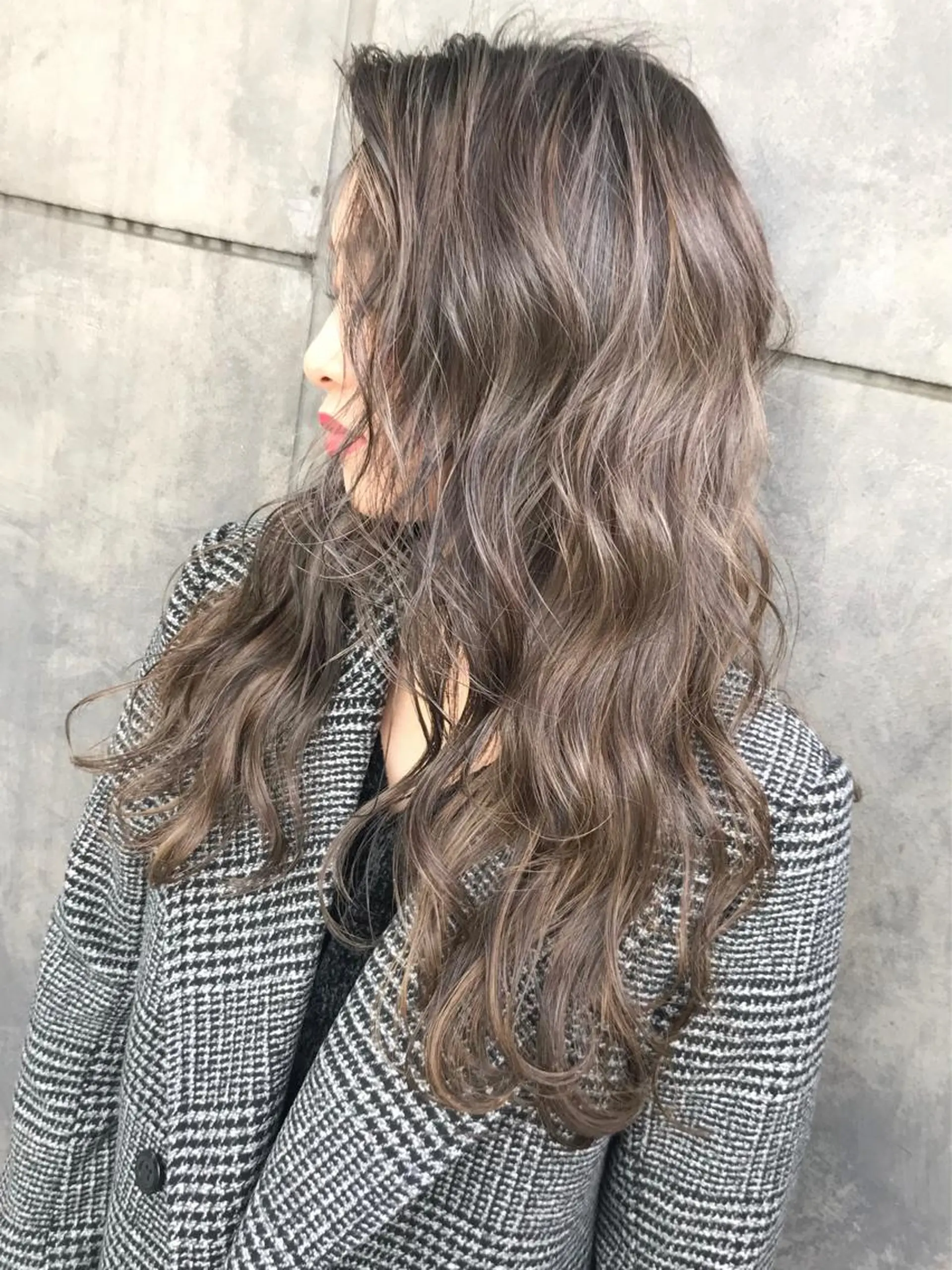 セミロング カラー グレージュ ハイライトカラー ミルクティーグレージュ ハイライト TOMOYAレイヤー ブリーチ縮毛矯正のヘアスタイル