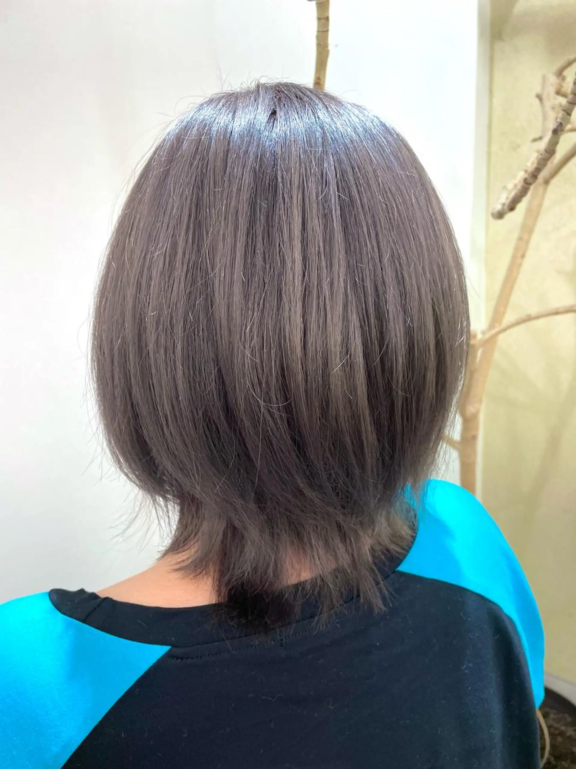 ショート カラー ブリーチ シルバー 塩谷 雪花のヘアスタイル