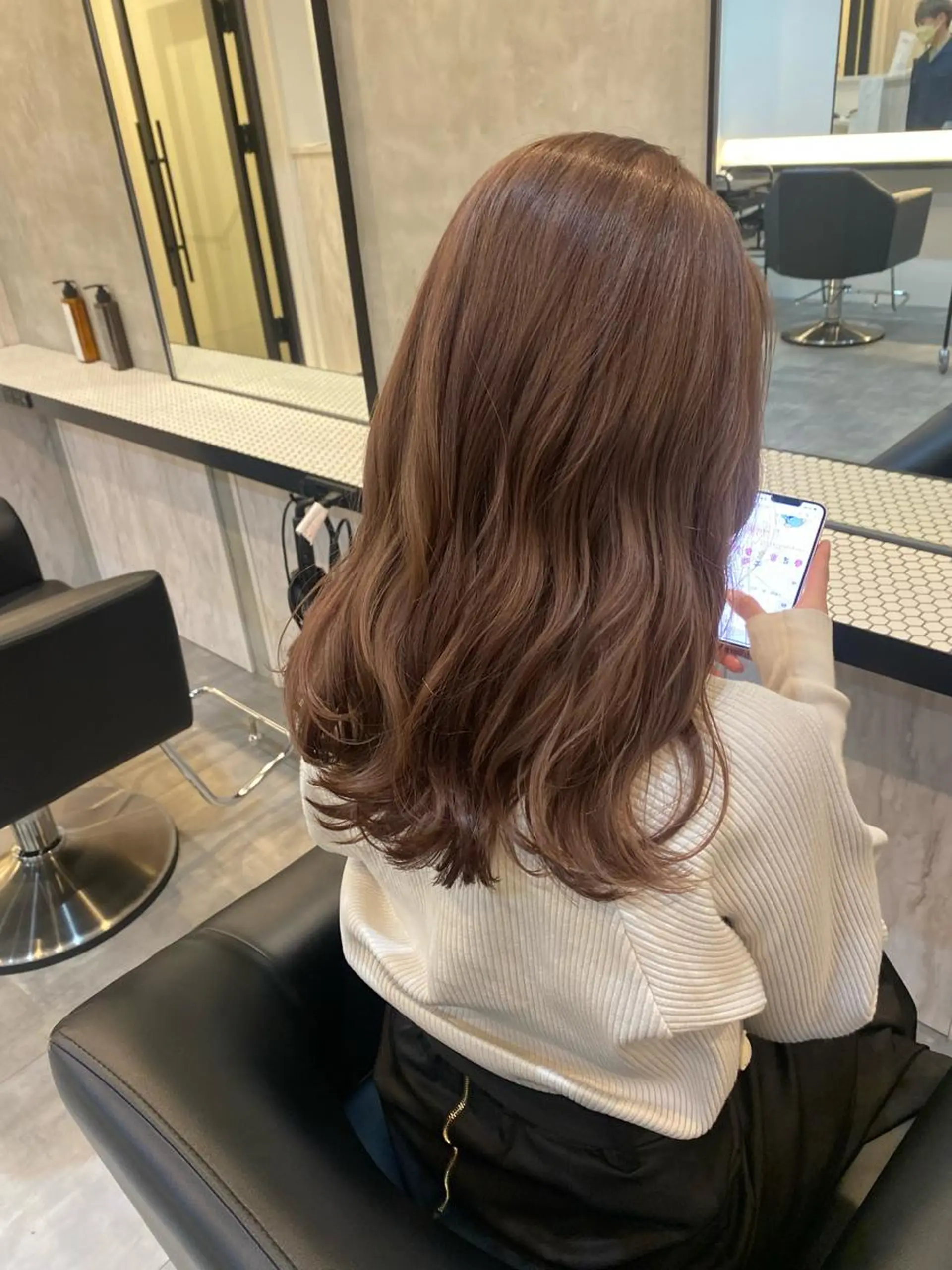 セミロング カラー ベージュカラー ブリーチ 透明感カラー ミルクティーベージュ ピンクカラー 🍑 モモカ🍑のヘアスタイル