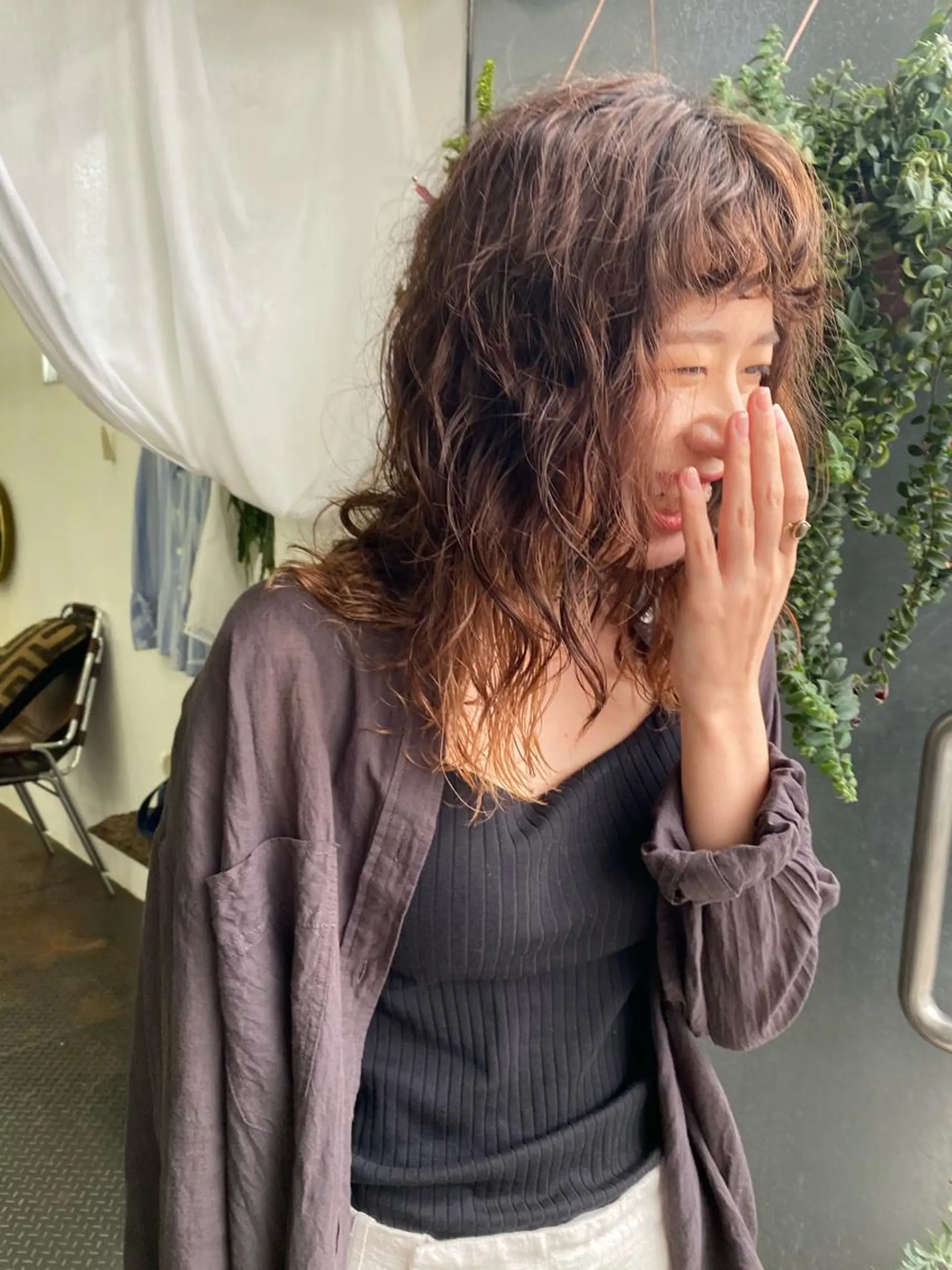 ロング パーマ カット パーマ トリートメント qiie/長友 インナーカラーのヘアスタイル