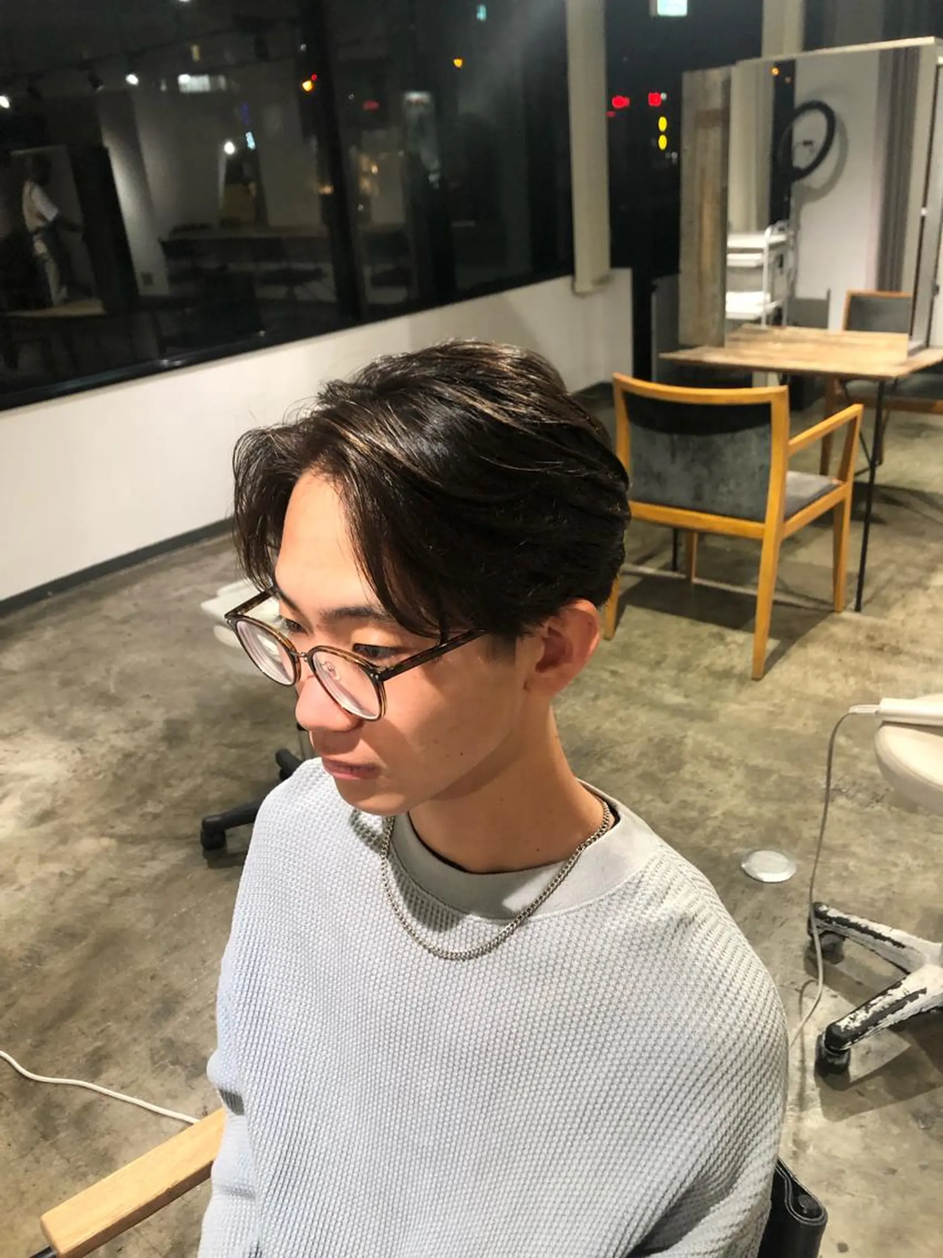 ショート メンズ センターパート フェザーパーマ癖毛 曲がる縮毛矯正森岡のヘアスタイル