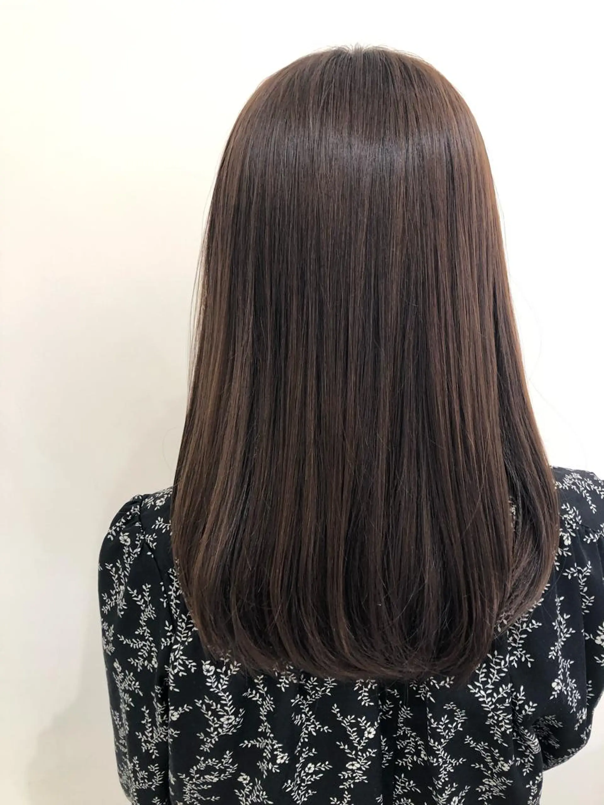 セミロング プレイングカラー🤍 細めハイライトのヘアスタイル