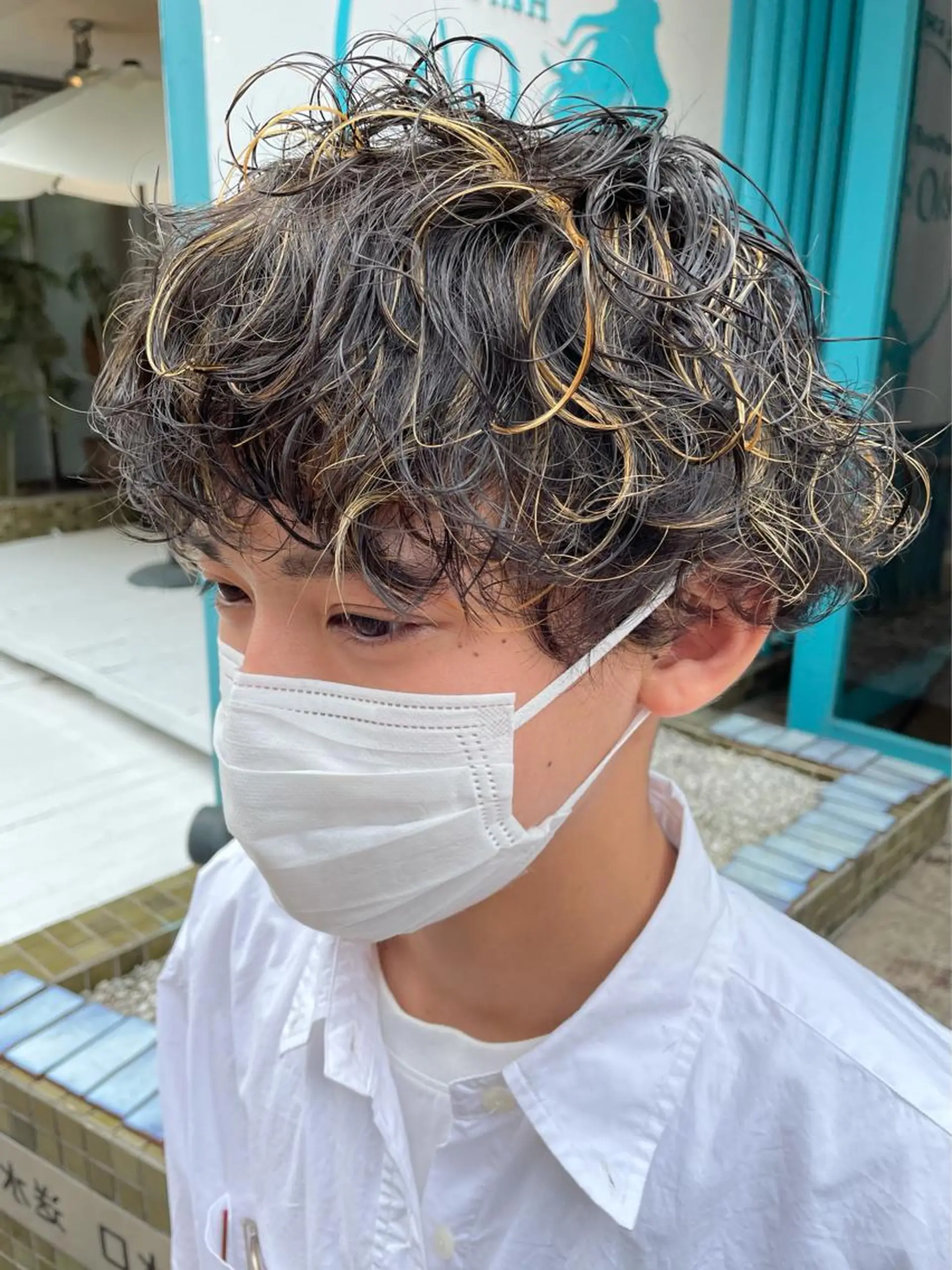 ショート カラー パーマ メンズ メンズメッシュ メンズパーマ メッシュ 佐藤 魁人のヘアスタイル