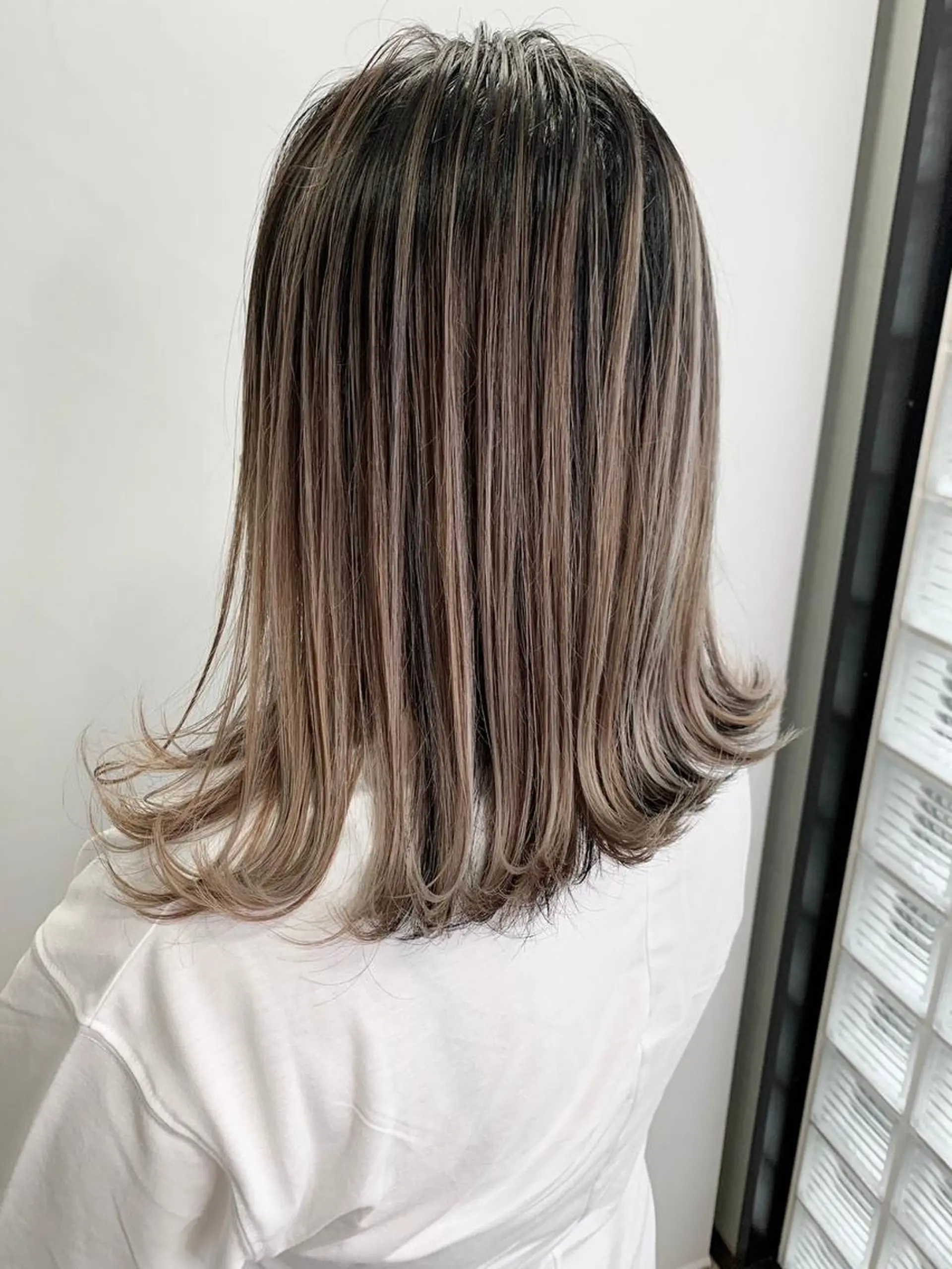 ミディアム カラー パーマ ヘアアレンジ シールエクステ アッシュ バレイヤージュ ベージュカラー ブリーチ L. OSAKAのヘアスタイル