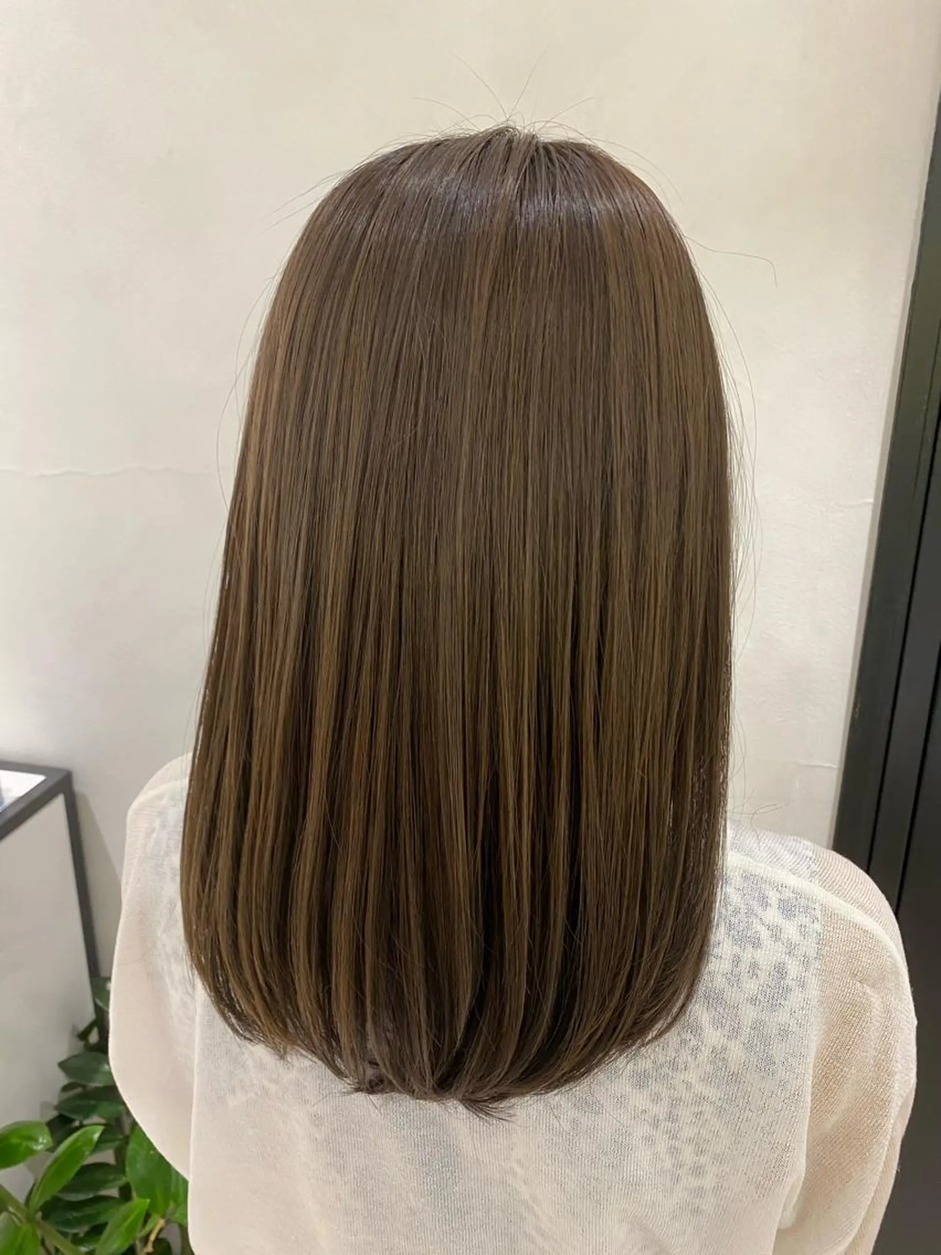 セミロング アッシュ ヘアカラー トリートメント やなせ かすみのヘアスタイル