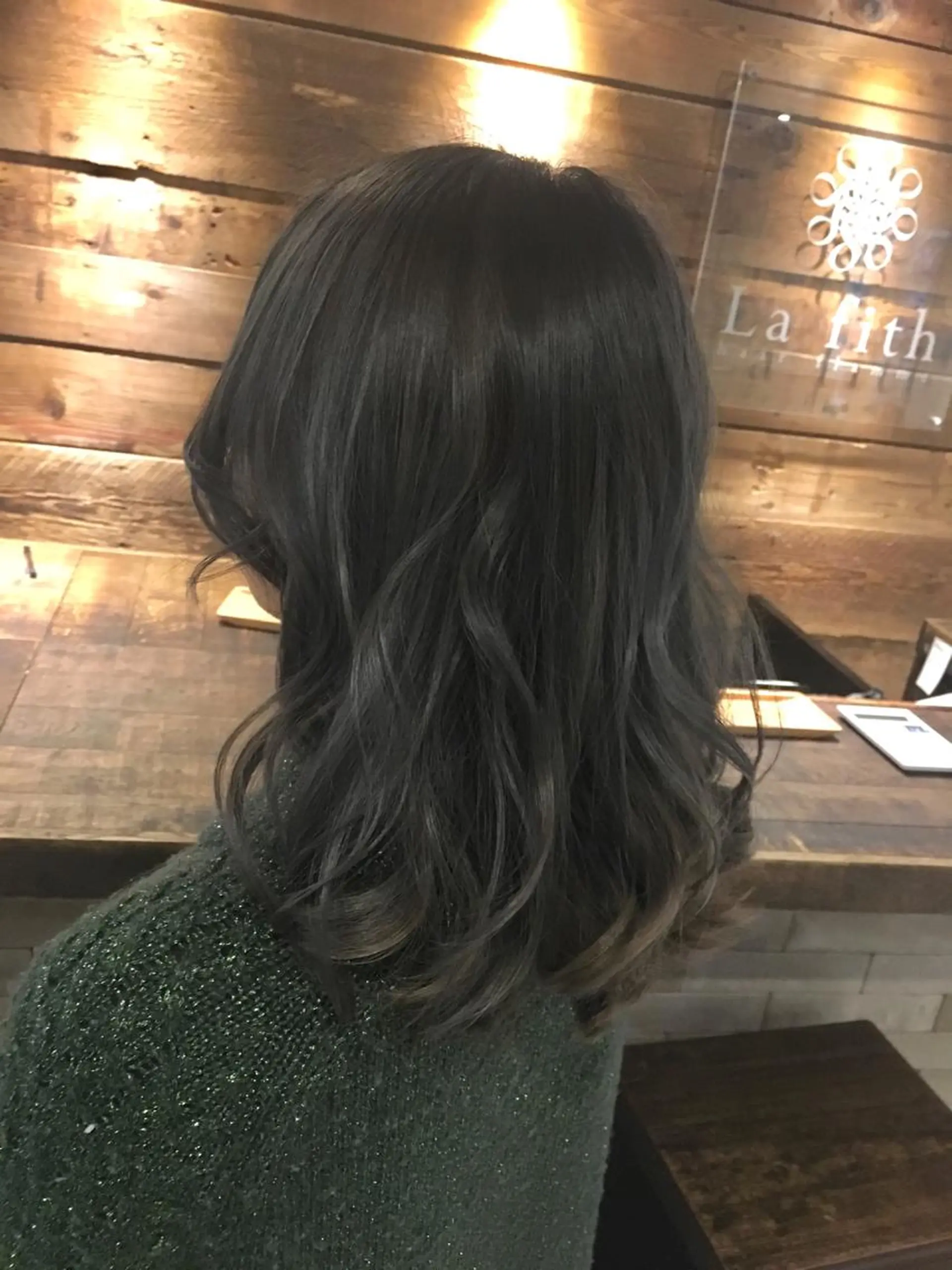 セミロング カラー アッシュ ブリーチ ハイライトカラー シルバー シルバーアッシュ lafith hair dope所属・[外国人風カラー] 田中健太のヘアスタイル