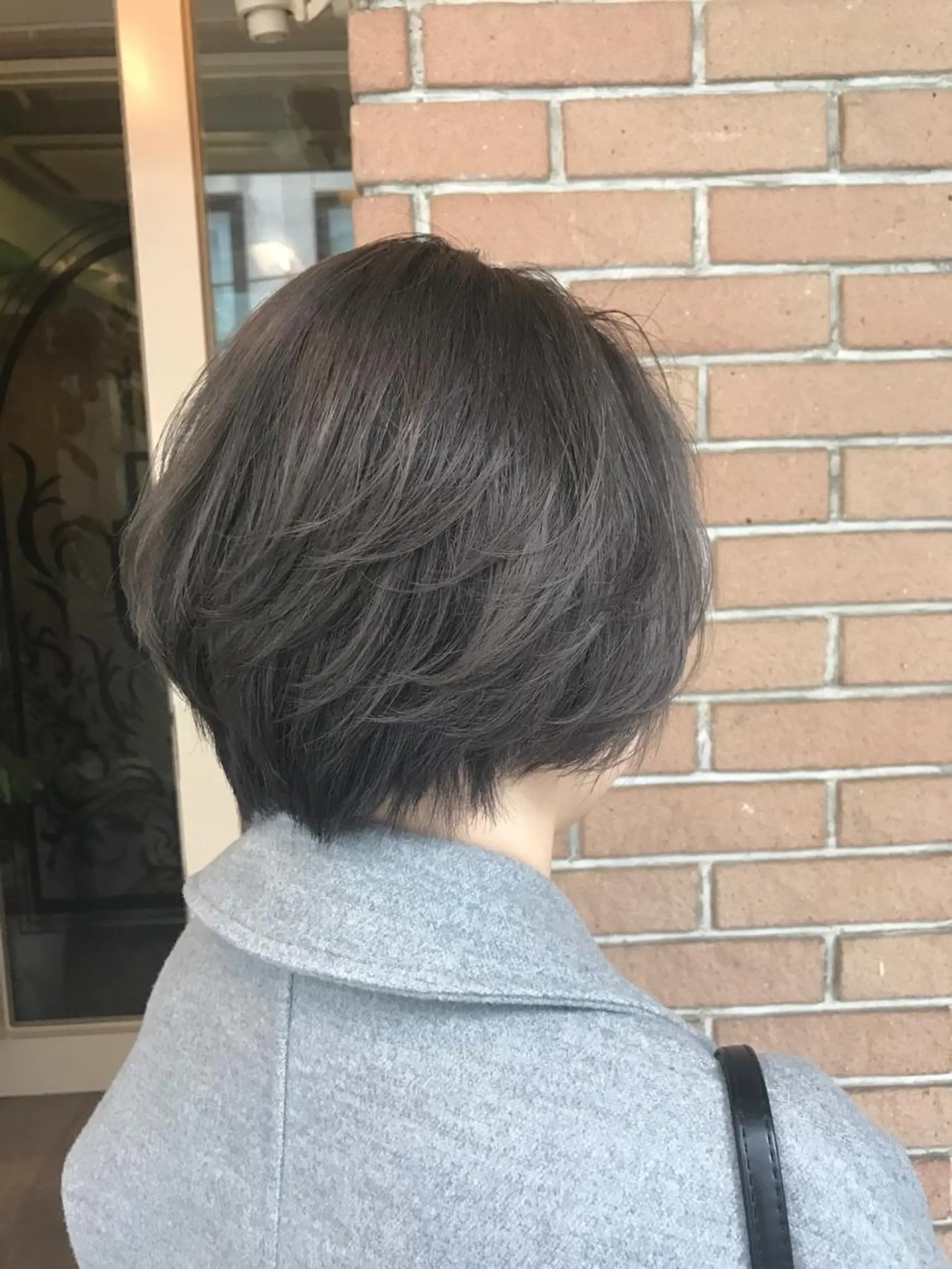 ショート カラー ダークグレー ダークグレージュ ダブルカラー グレージュ 高比良 剛のヘアスタイル