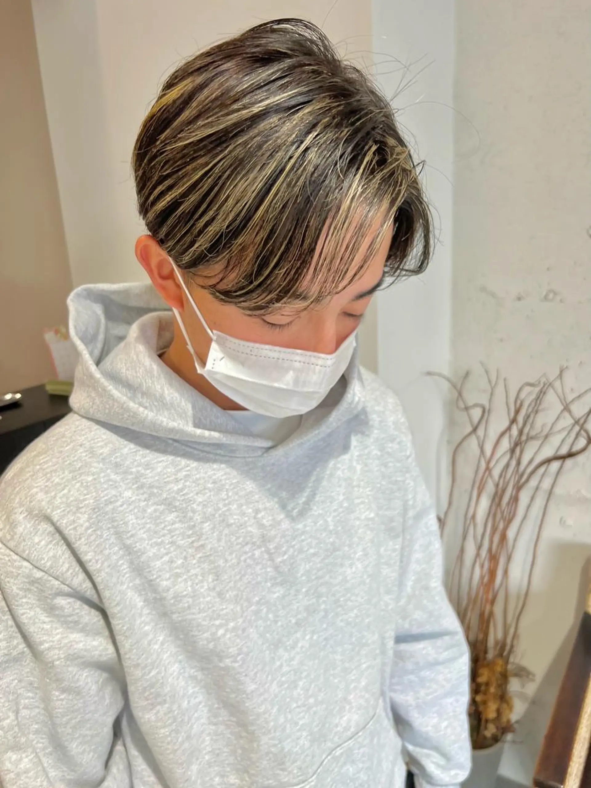 カラー メンズ センターパート メンズハイライト ハイライトカラー カット ヘアカラー 古川 晴輝のヘアスタイル