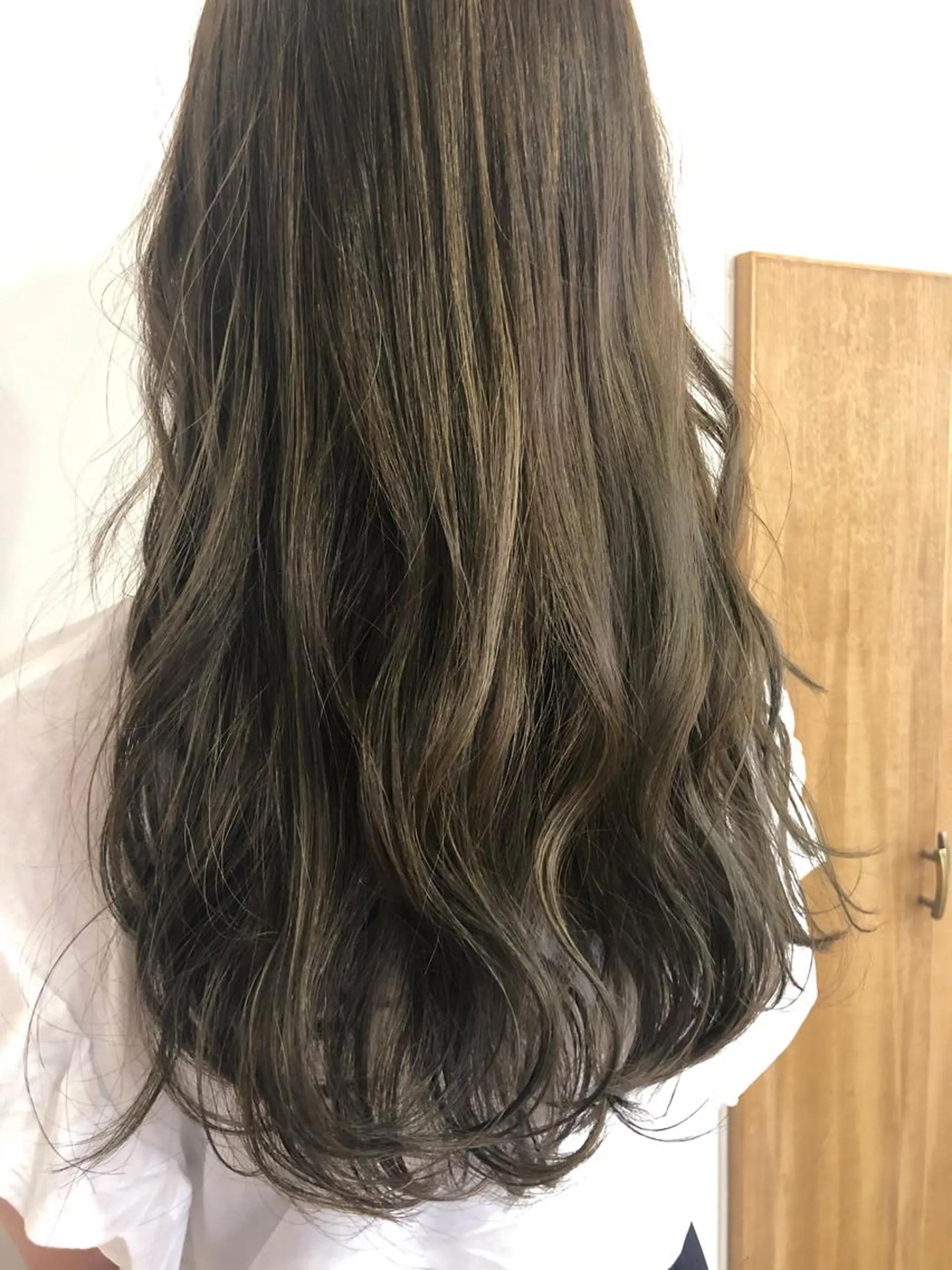 ロング カラー ベージュカラー ハイライトカラー ハイライト 伊藤 かなのヘアスタイル
