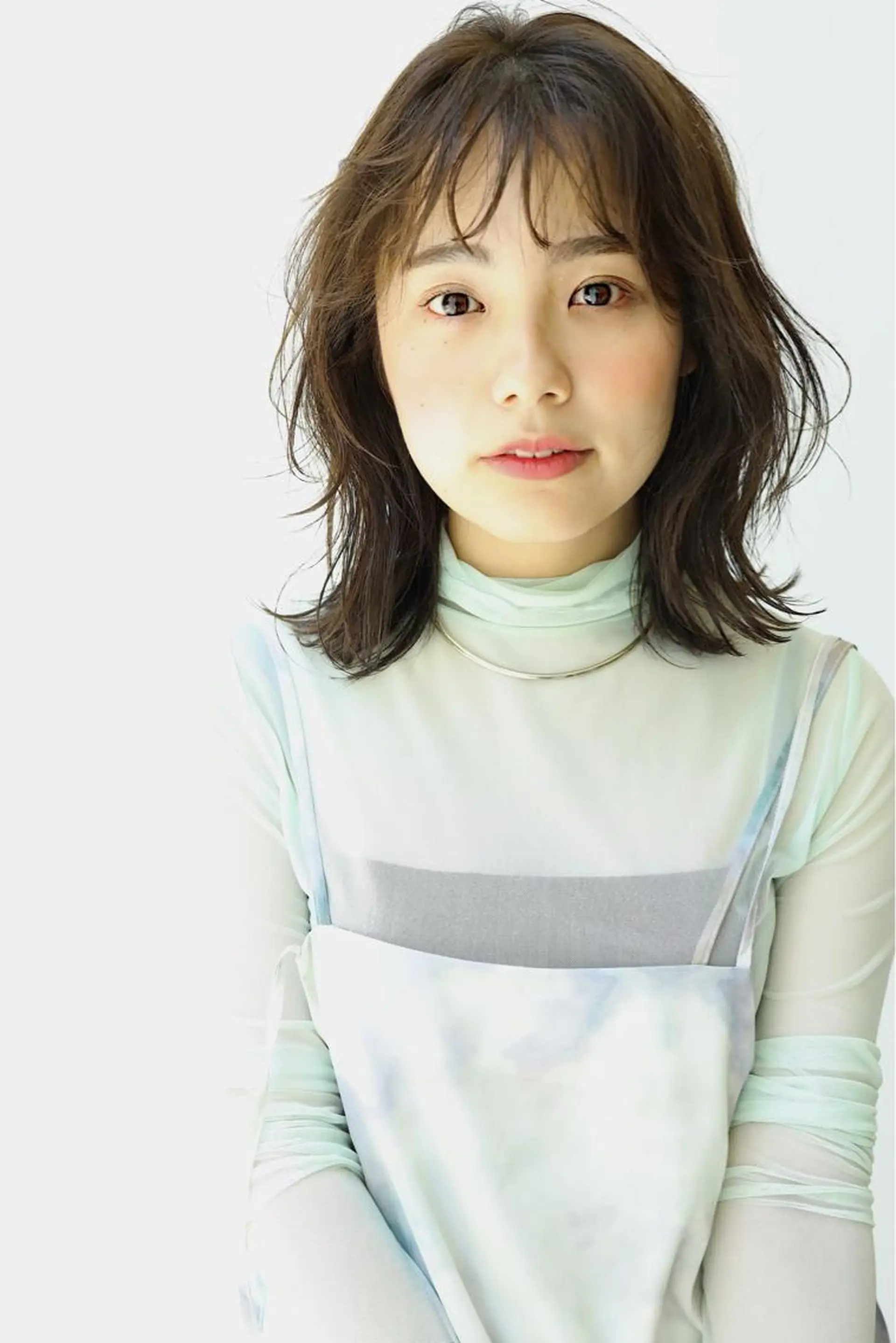 ミディアム カラー ヘアアレンジ 切りっぱなしボブ ミディアムレイヤー アッシュ ベージュカラー ハイライトカラー カット ヘアカラー トリートメント Kawaguchi Arisaのヘアスタイル